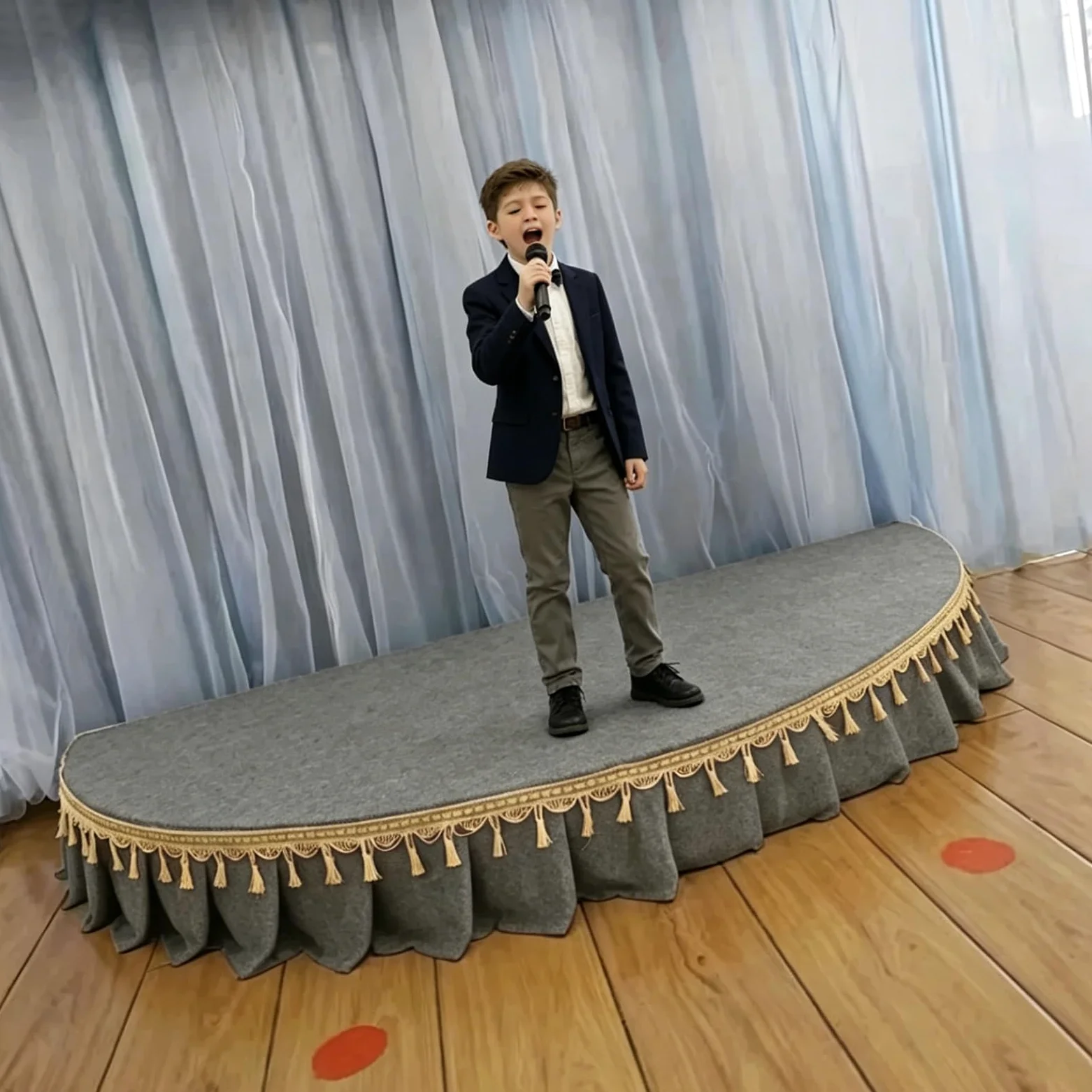 Palcoscenico portatile semicircolare/rotondo, piccolo palco con gonna, elevata capacità di carico, mini palco per spettacoli corali, eventi scolastici e in classe(Gray B,120x60cm)