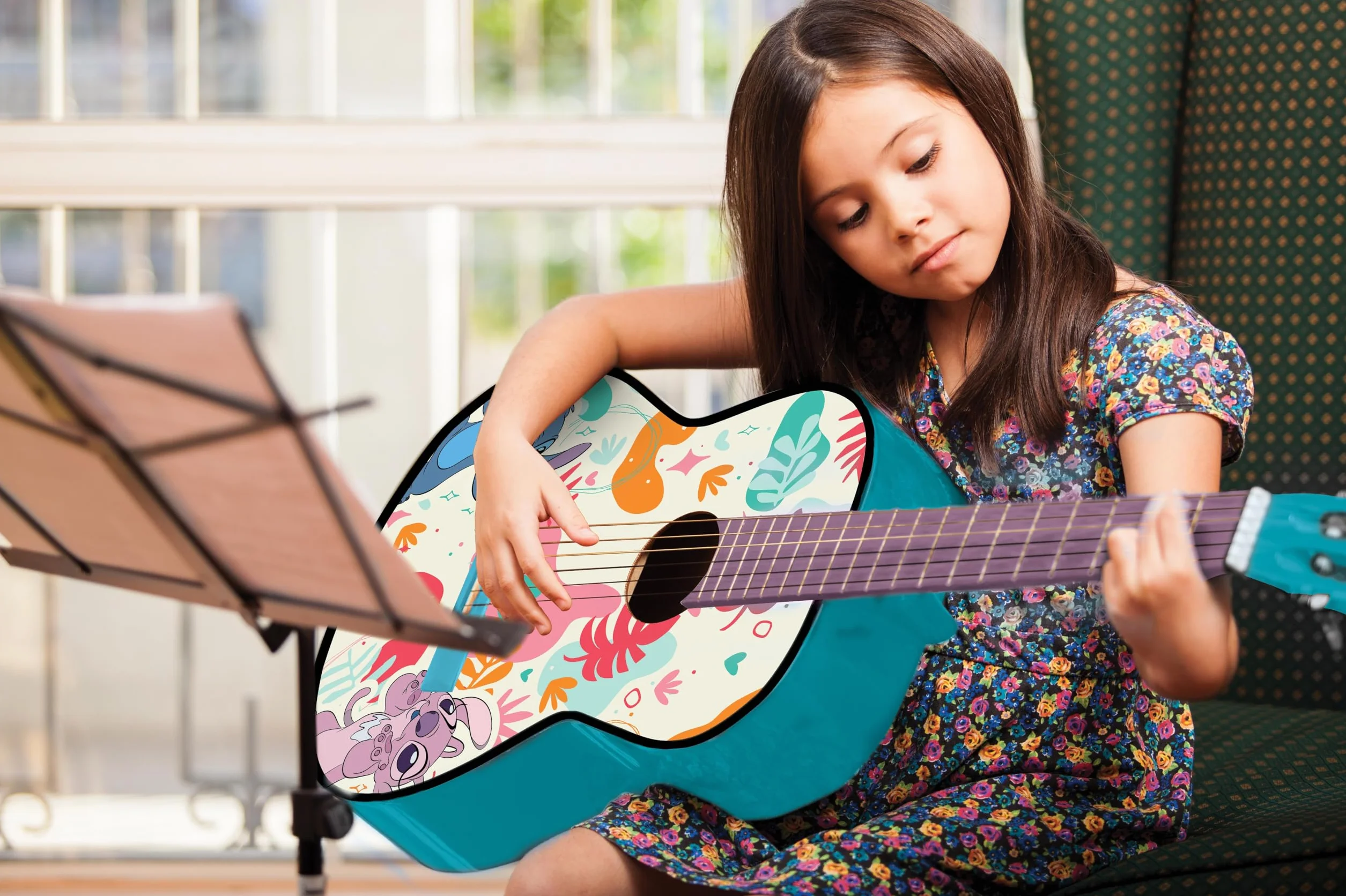 Lexibook, Disney Stitch, La mia prima chitarra acustica in legno, 6 corde in nylon, 78 cm (30), Guida all’apprendimento, plettro e tracolla inclusi, Blu, K2000DLXB