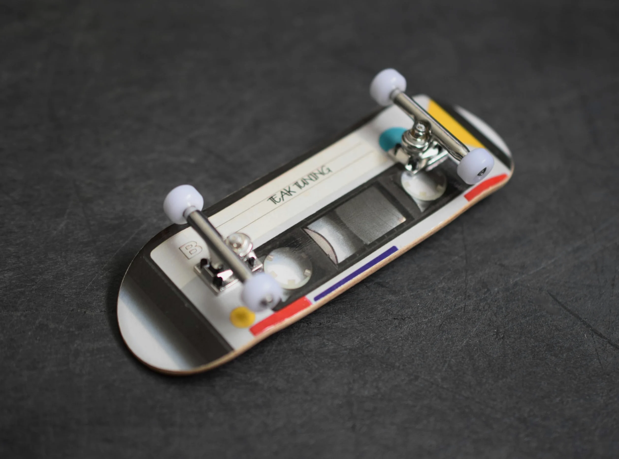 Teak Tuning Cassetta per tastiera completa Edizione - Premium Grafica per trasferimento di calore - Forma e dimensioni Pro - Ruote per cuscinetti, Pro Camion, Boccole 61A Pro Duro - Deck 32mm x 97mm