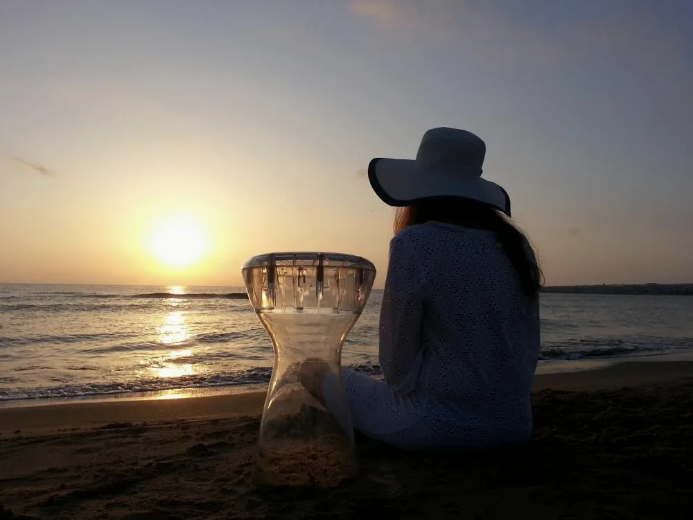DIAMOND - DARBUKA TRASPARENTE IN POLICARBONATO - Pelle da 22,5 cm, corpo unico in policarbonato, leggera, trasparente, professionale con borsa, lunghezza 43 cm, ideale per uso live e studio.