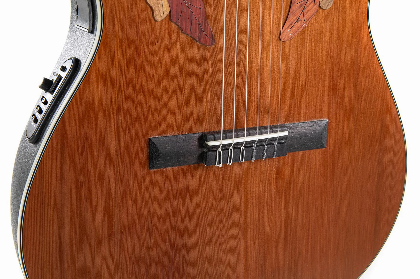 Ovation Chitarra classica elettrica Celebrity Elite CE44C in nylon Cedar – Coperta in cedro massiccio – Mid Cutaway – Mid-depth Lyrachord Body – Corde Hannabach Goldin – Naturale Gloss – CE44C-4A-G