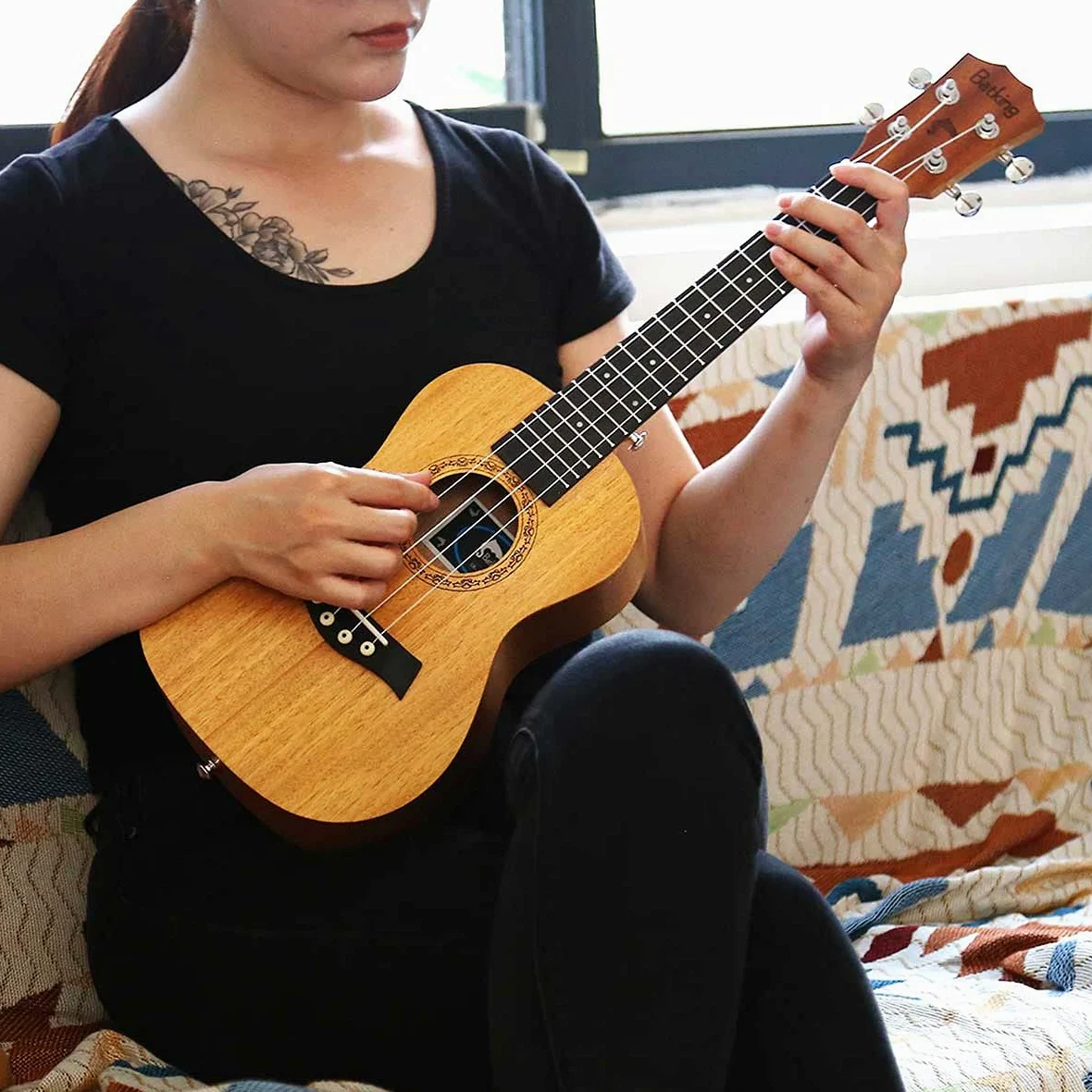 Ukulele da concerto con parte superiore in mogano, 58,4 cm, con accessori per ukulele con custodia, tracolla, corda in nylon, plettri 21 inch Naturale