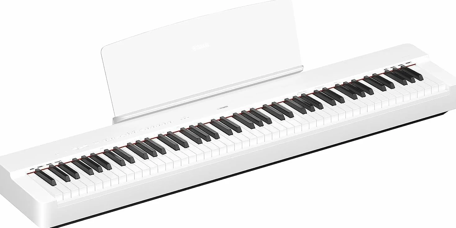 Yamaha Pianoforte digitale P-225, bianco - Pianoforte digitale leggero e portatile in dotazione con cuffie HPH-150 e borsa per pianoforte SC-KB851