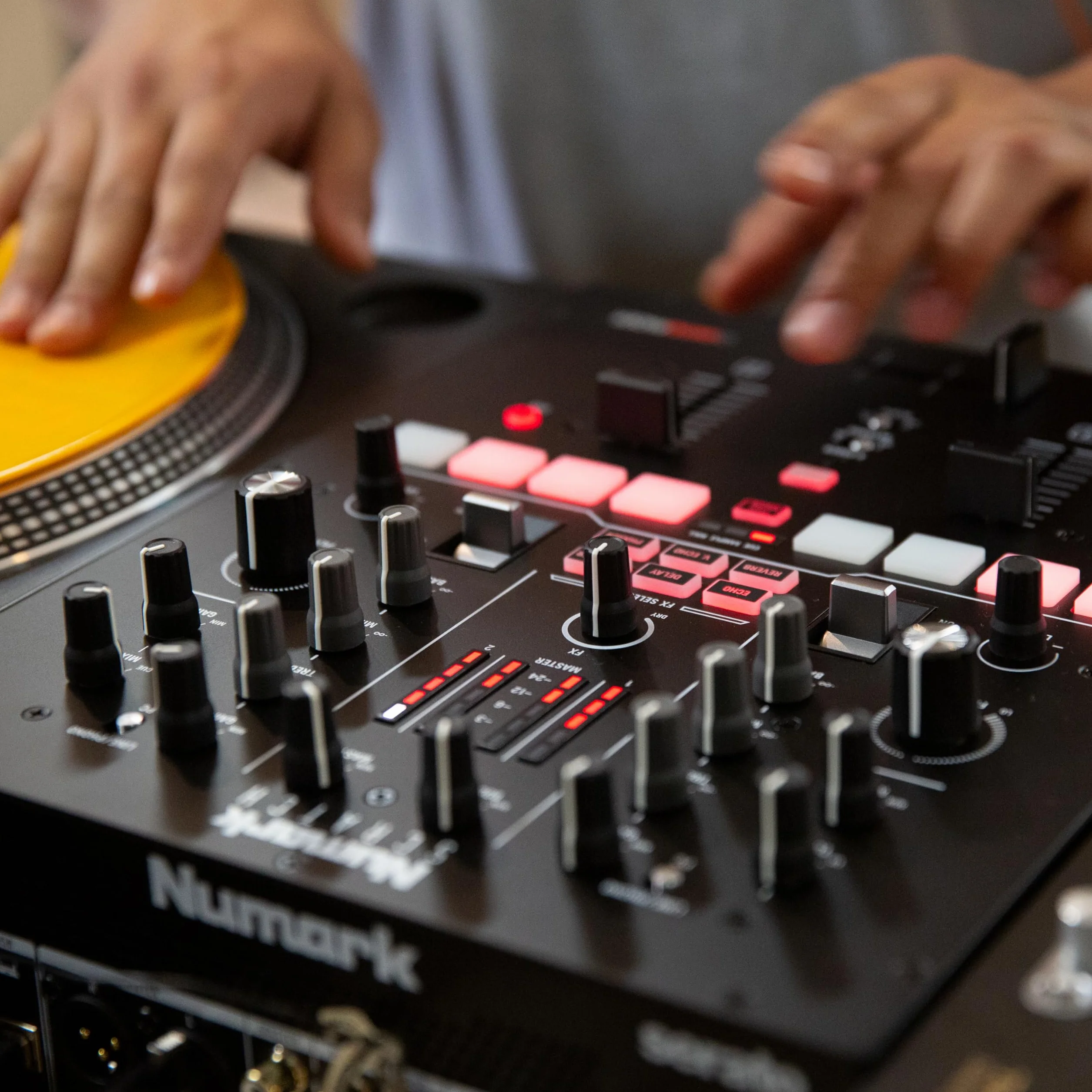 Numark Scratch Mixer Scratch a 2 Canali Per DJ + Serato DJ Pro, Crossfader Innofader, Licenza DVS, 6 Selettori per Effetti, Pad Performance