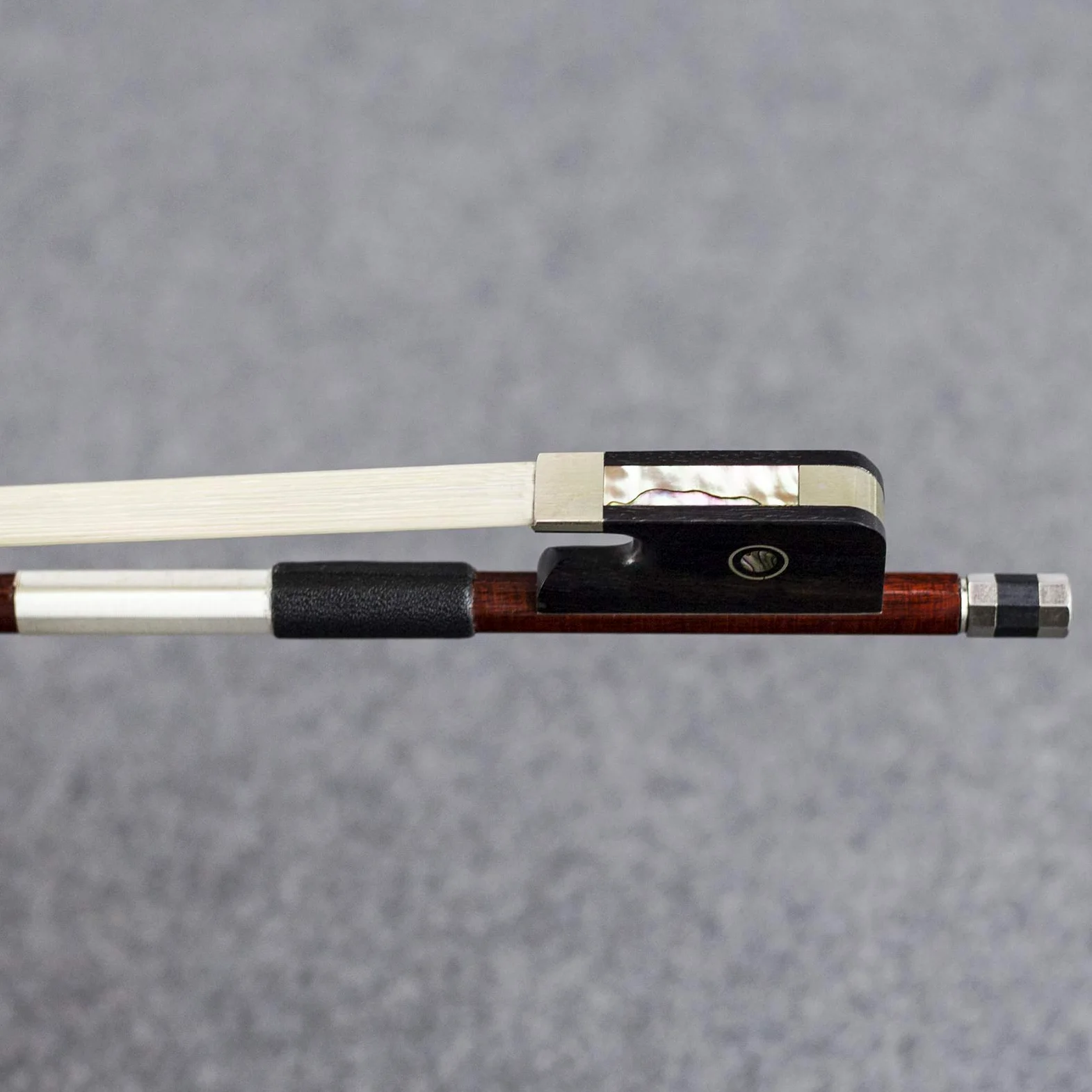 Carbon Fiber Core Hybrid pernambuco pelle viola Bow. Naturale crine di cavallo, caldo e Mellow Sound, tutti i pezzi professionale montato