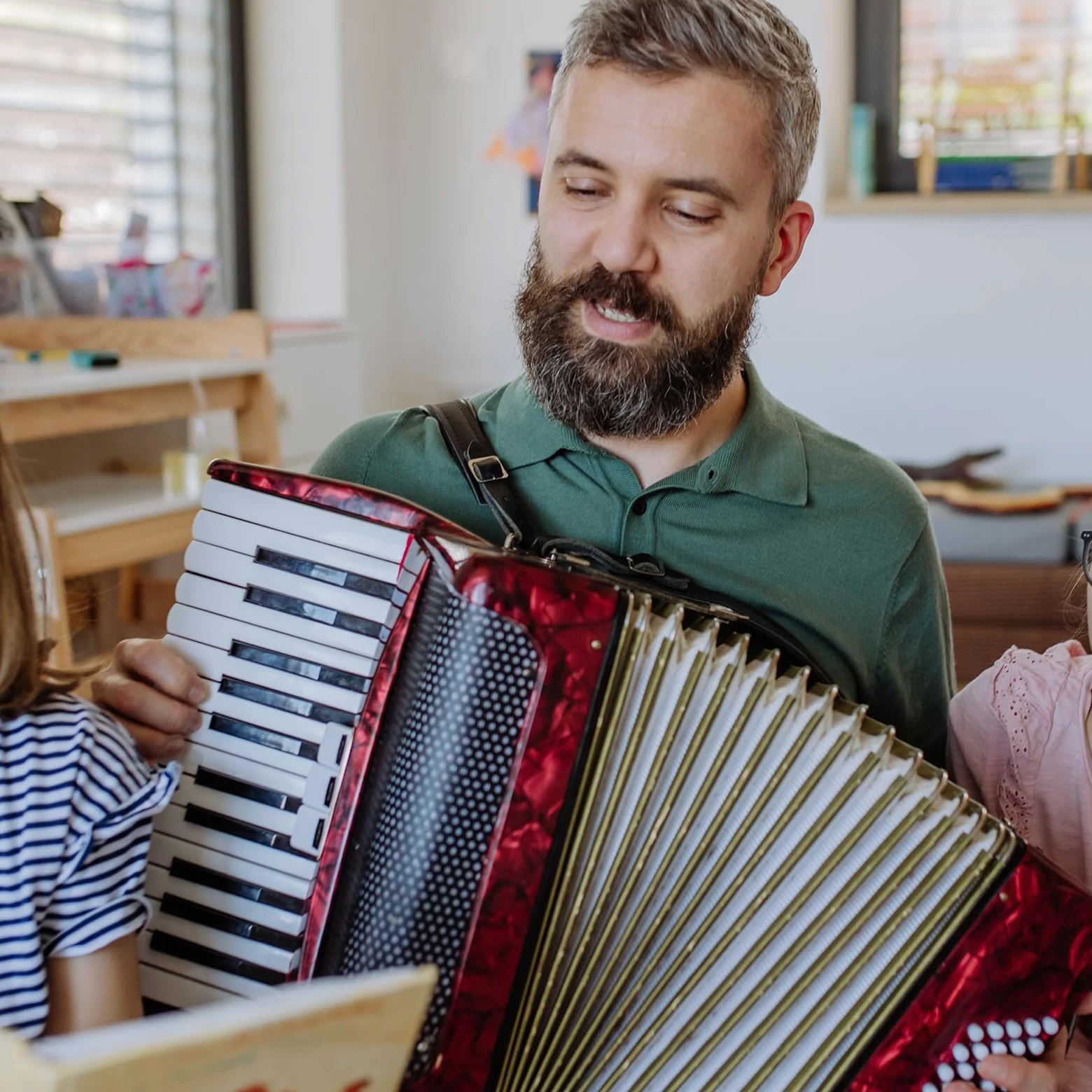 QUARKZMAN Accordion, 17 tasti, 8 bottoni, fisarmonica, giocattolo mini strumento musicale, leggero, per adulti, principianti, istruzione, rosso