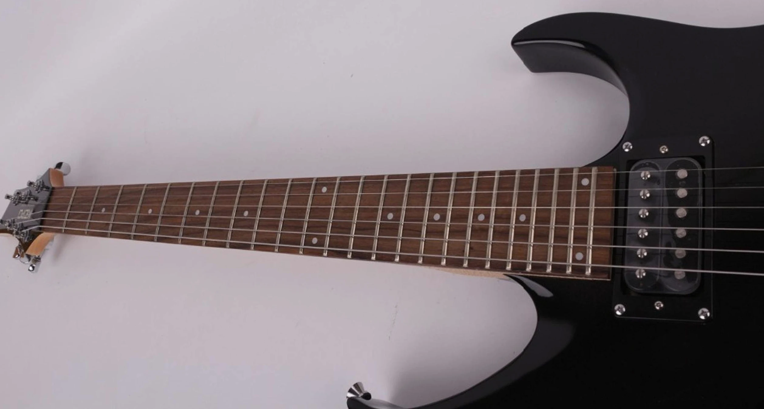 Chitarra elettrica silenziosa incorporata effetto portatile da viaggio nera