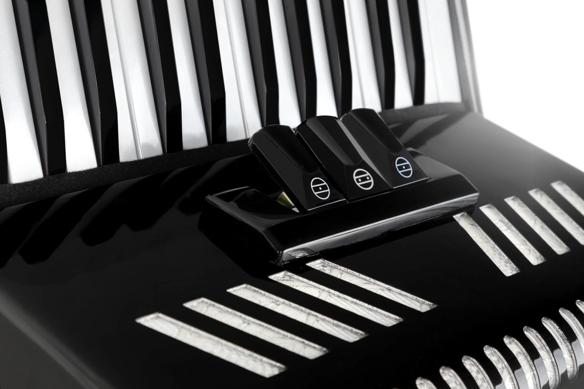 Fisarmonica Classic Cantabile 48 Bass "Secondo V" Set Nero, 2 cori | Fisarmonica 48 bassi, 26 tasti diatonici, 48 bottoni bassi, 3 registri diatonici, 2 tracolle regolabili in lunghezza, 9 kg