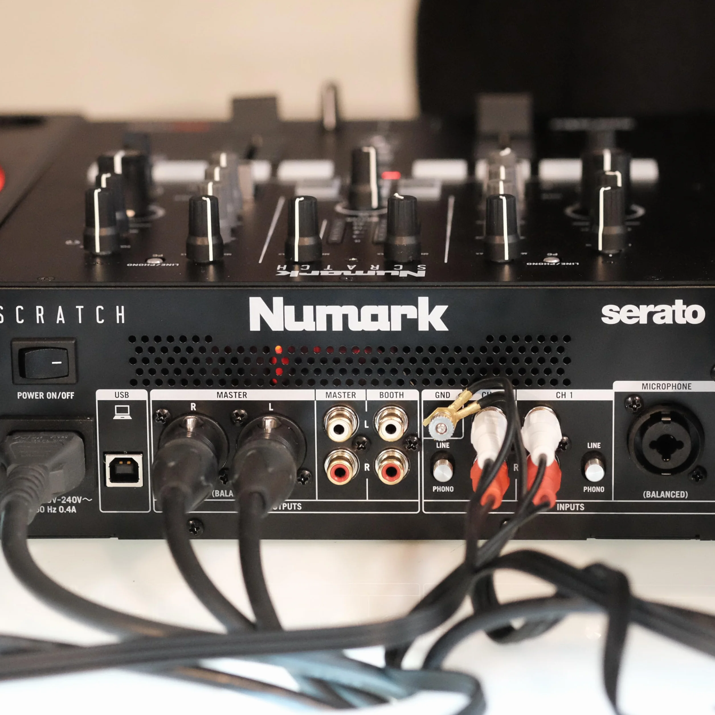 Numark Scratch Mixer Scratch a 2 Canali Per DJ + Serato DJ Pro, Crossfader Innofader, Licenza DVS, 6 Selettori per Effetti, Pad Performance
