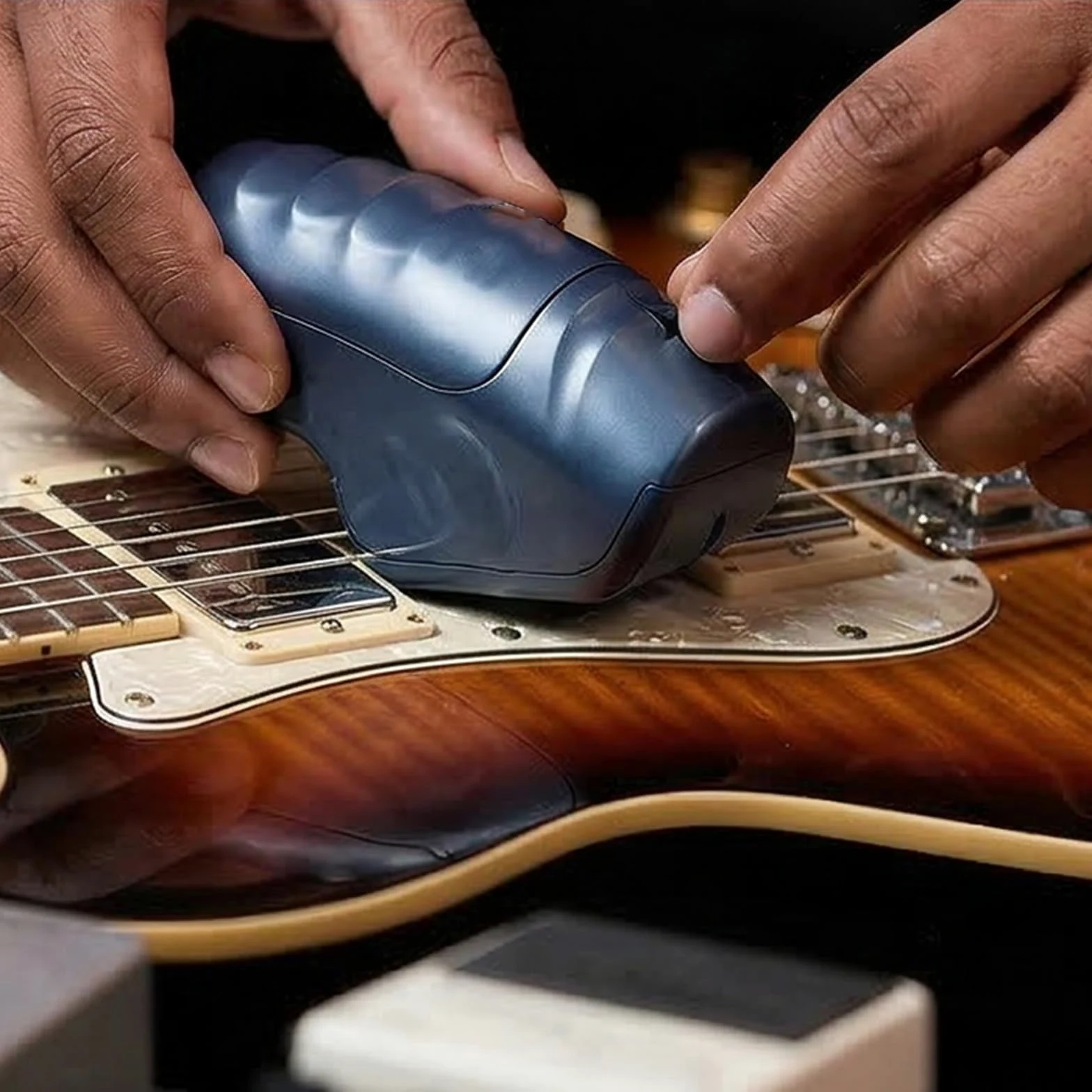 Dispositivo di sostegno per corde per chitarra, dispositivo di attivazione manuale per corde per chitarra elettrica e acustica, facile da usare, dispositivo di sostegno per corde per chitarra