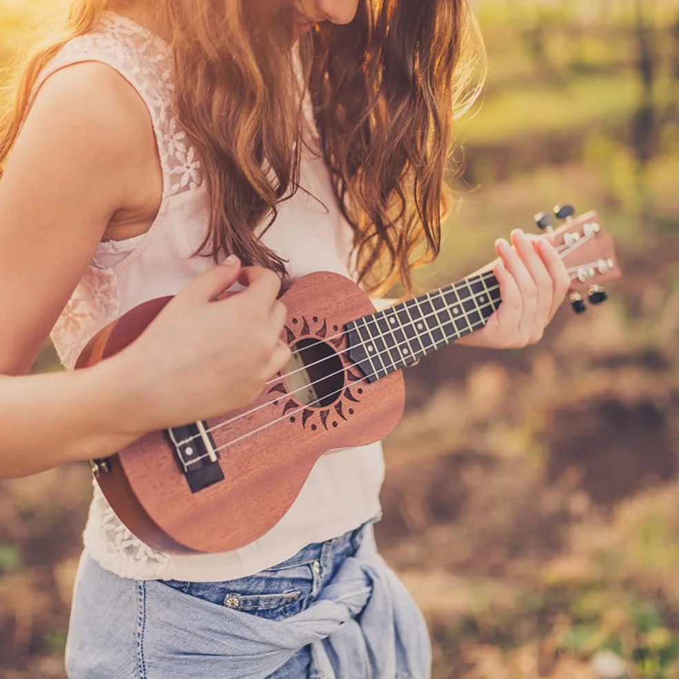 Ukulele Acustico da 21 Pollici, Set di Ukulele per Principianti Sapele con 1 Set di Corde e Capotasto, Strumento Musicale per Chitarra Hawaii a 4 Corde per Adulti Adolescenti(Girasole)