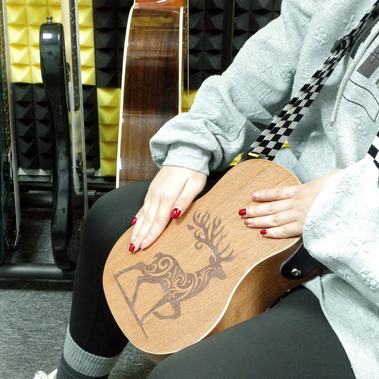 Walmeck Rockhouse Cajon Tamburo in Legno a Forma di Chitarra Strumento a Percussione Portatile con Tracolla per Campeggio Viaggio All'aperto