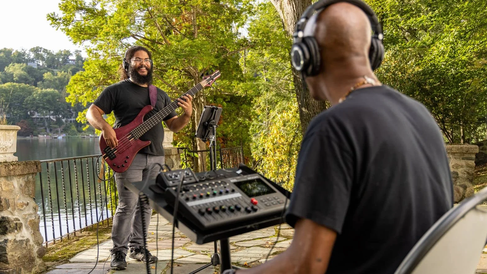 Zoom - R20 - Registratore da tavolo multitraccia, con touchscreen, editing integrato, 16 tracce, 6 ingressi XLR, 2 ingressi combo, effetti, synth, loop di batteria e interfaccia audio USB.