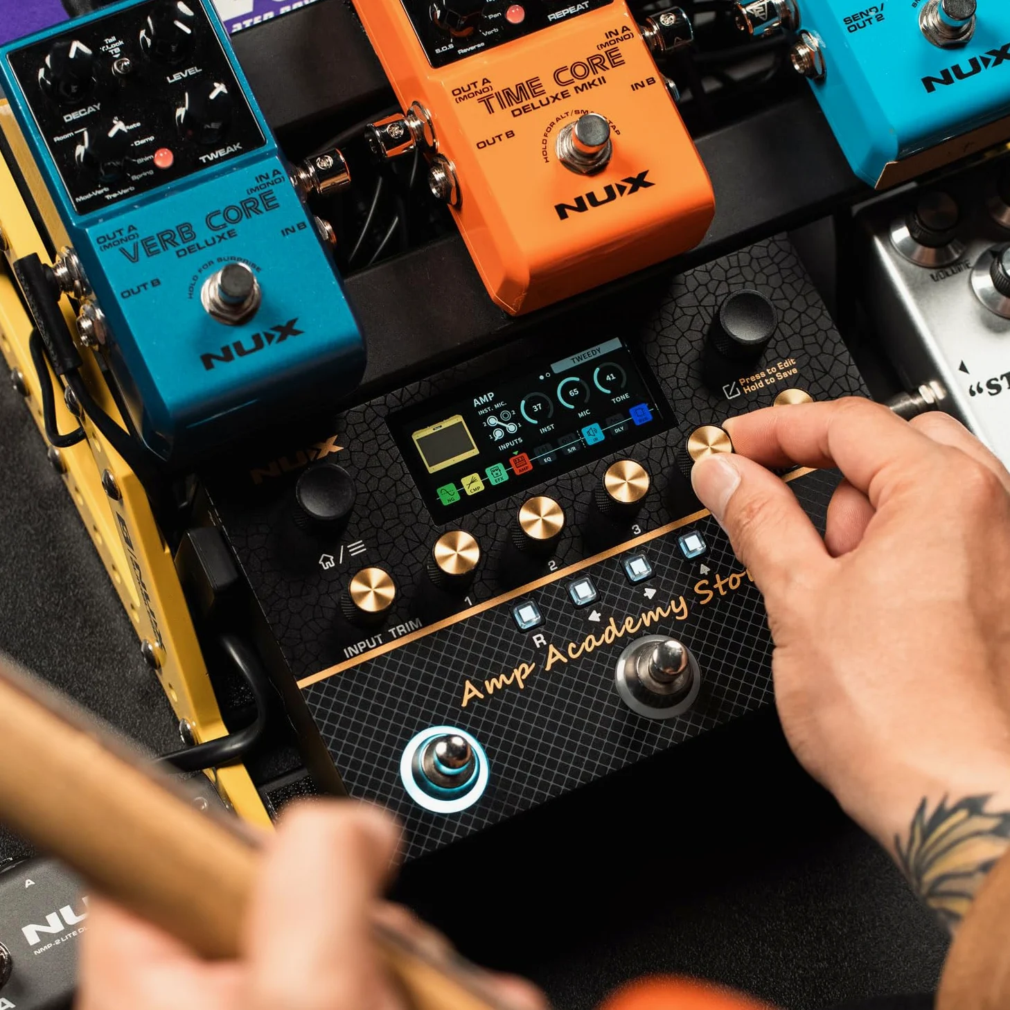 NU-X | Amp Academy Stomp Pedal | Pedale multi-effetto per chitarra con modellazione amplificatore, Bluetooth, Looper, interfaccia audio USB e catena di segnale personalizzabile per esercitarsi con