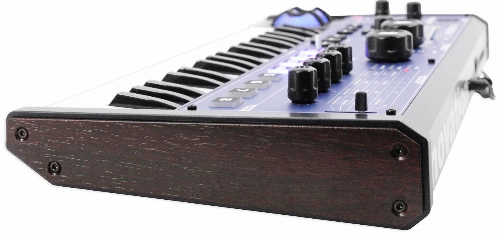 Novation MiniNova, sintetizzatore a modellazione analogica con 37 mini tasti - Mini-synth compatto e potente con effetto vocoder e correttore d'intonazione, 256 suoni integrati e cinque effetti vocali