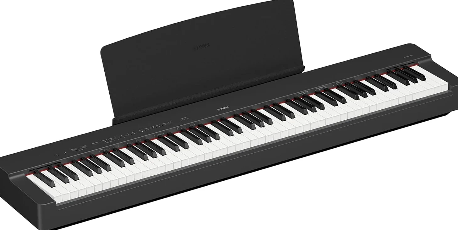 Yamaha Pianoforte digitale P-145 con 88 tasti compatti Graded Hammer in dotazione con cuffie HPH-150 e borsa per pianoforte SC-KB851