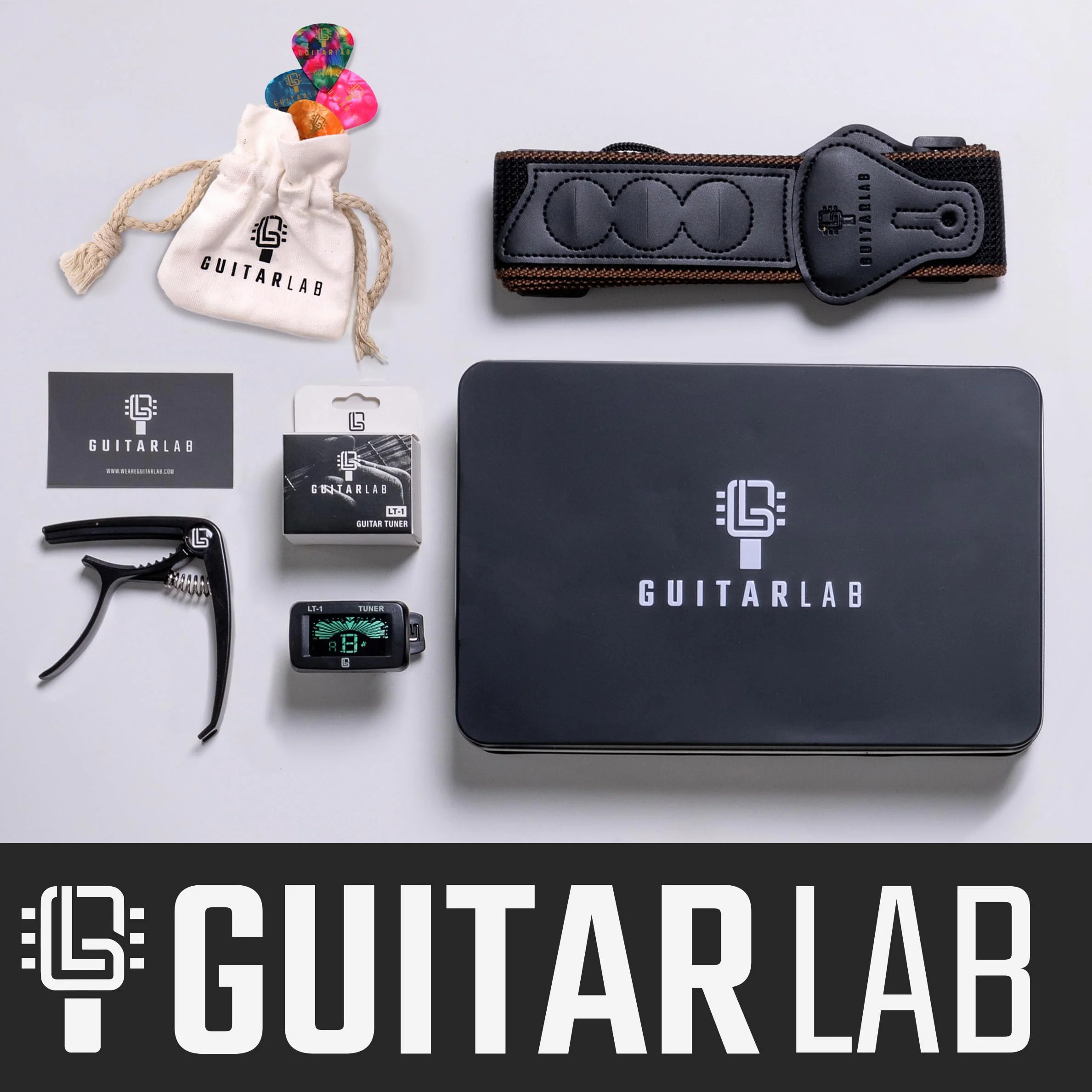 Guitar Lab Kit di accessori per chitarra – Scatola in metallo di alta qualità con cinghia per chitarra, capotasto e sintonizzatore per chitarra elettronica a clip, plettri acustici, bassi