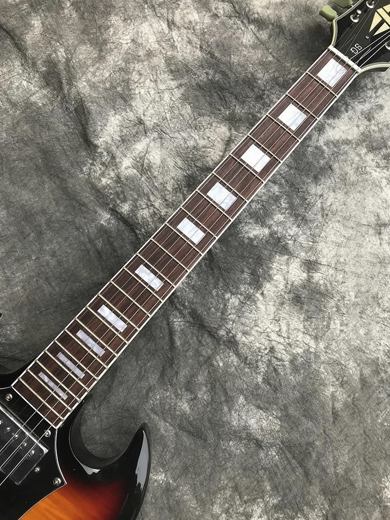 Chitarra elettrica personalizzata for mancini, chitarra con top in acero fiammato, corpo in mogano, tastiera in palissandro