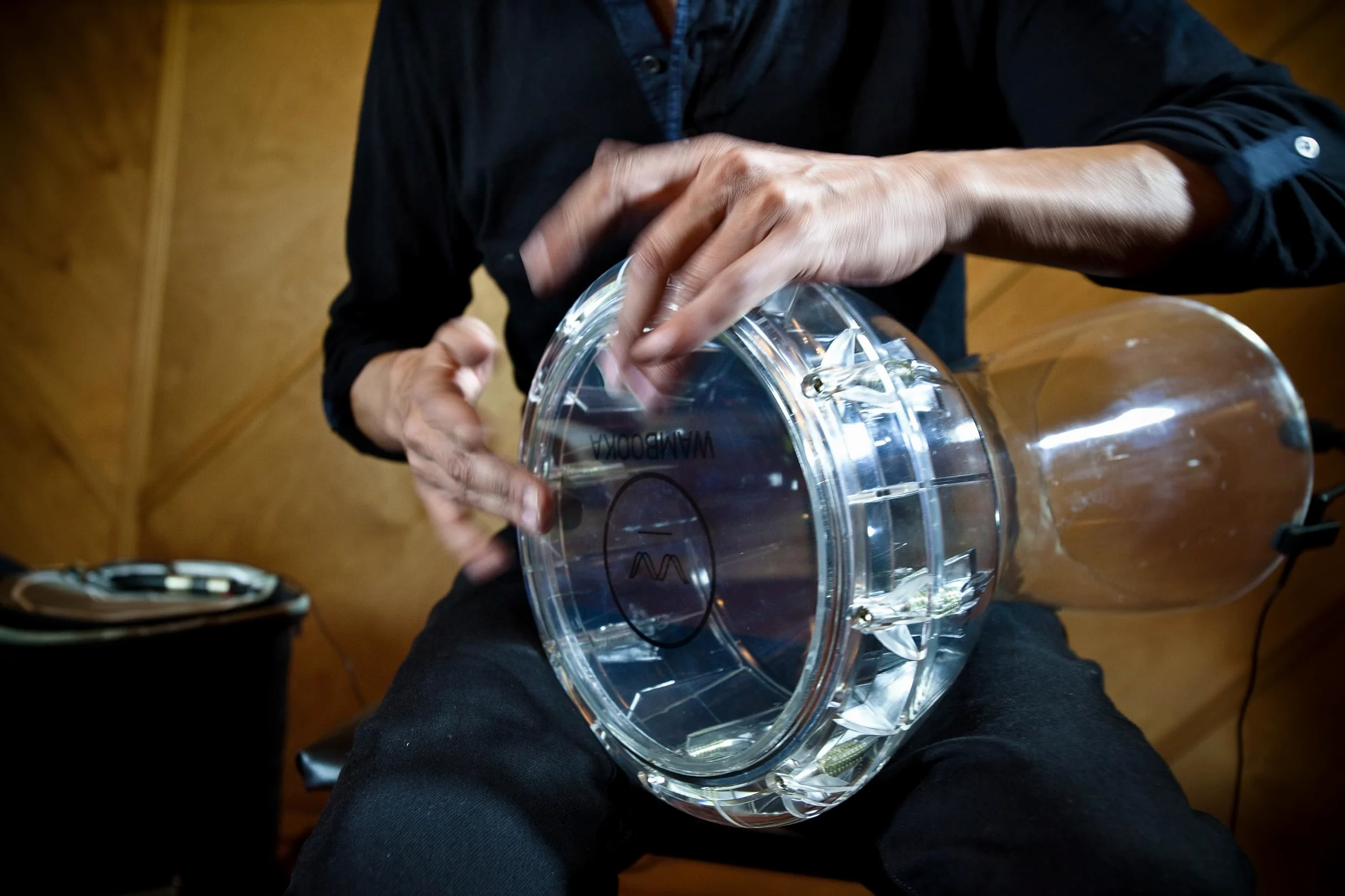 DIAMOND - DARBUKA TRASPARENTE IN POLICARBONATO - Pelle da 22,5 cm, corpo unico in policarbonato, leggera, trasparente, professionale con borsa, lunghezza 43 cm, ideale per uso live e studio.