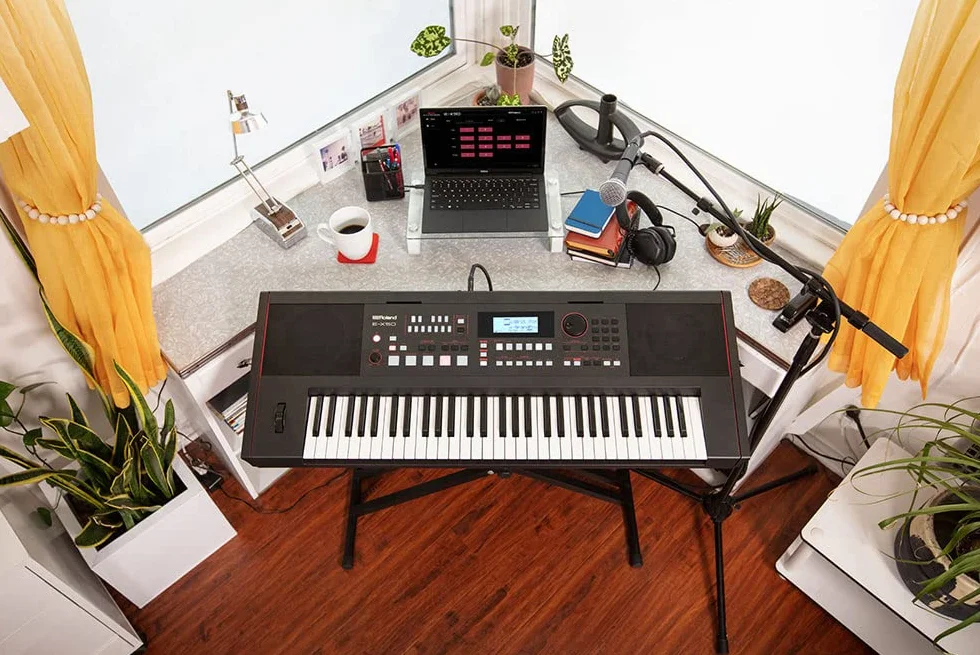 Roland E-X50 Tastiera Arranger Elettronica – Facile da usare | Speaker Stereo | Bluetooth | Suoni Roland Professionali | Ingresso Microfonico | Funzione di Accompagnamento Automatico