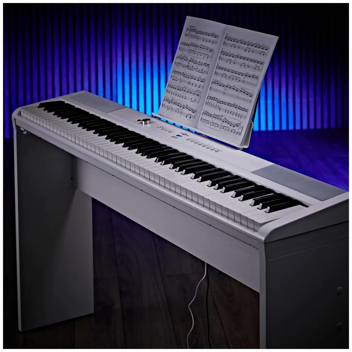 SDP-2 Pianoforte da Palcoscenico di Gear4music con Supporto Pedale e Cuffie Bianco | Piano digitale 88 tasti pesati, altoparlanti stereo integrati e uscita cuffie, RCA e USB MIDI