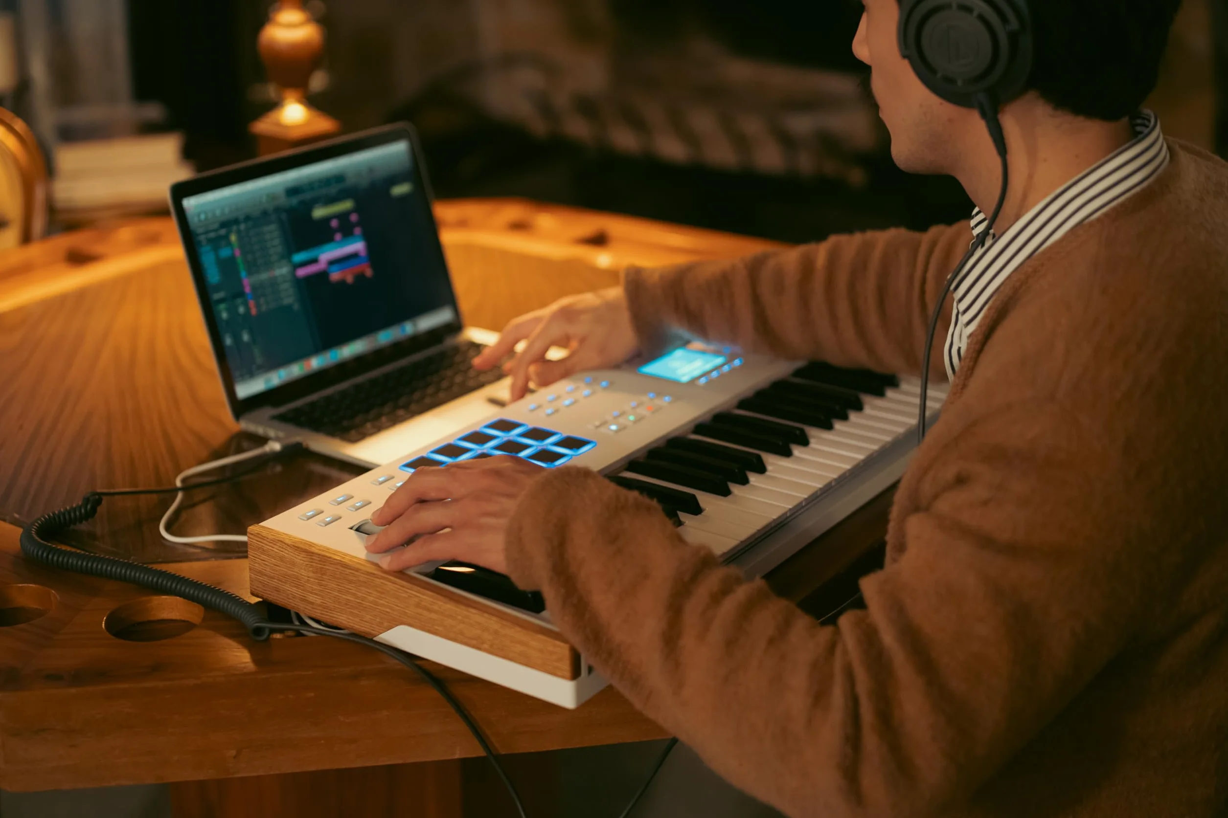 Arturia KeyLab 61 MK3 tastiera controller MIDI Nero per produzione musica, software tutto in uno - 61 tasti, 9 encoder, 9 fader, 1 ruota di modulazione, 1 ruota di Pitch Bend, 12 pad - Bianca