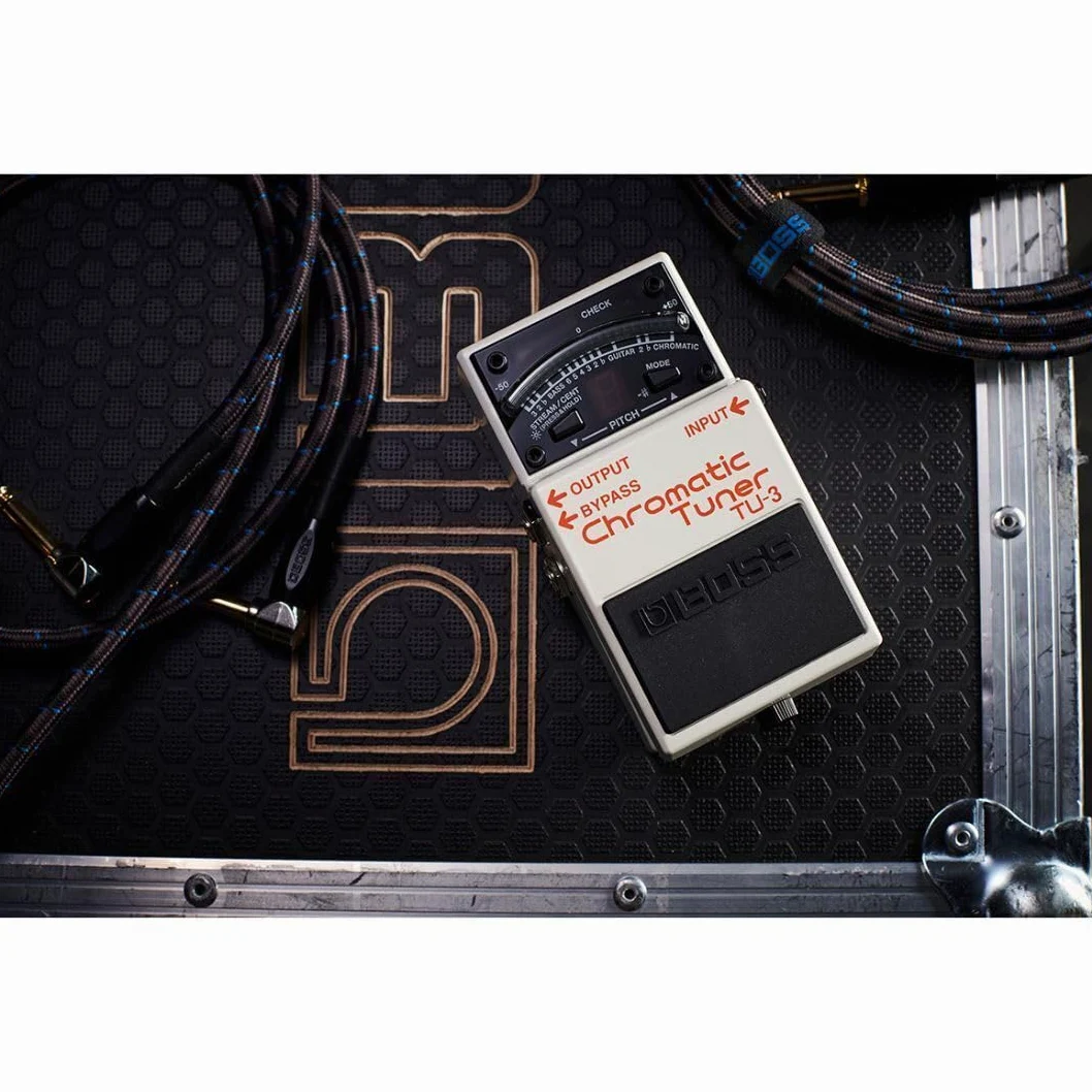 BOSS TU-3 Pedale Accordatore per Chitarra, la modalità High-Brightness migliora la visibilità del misuratore all'aperto