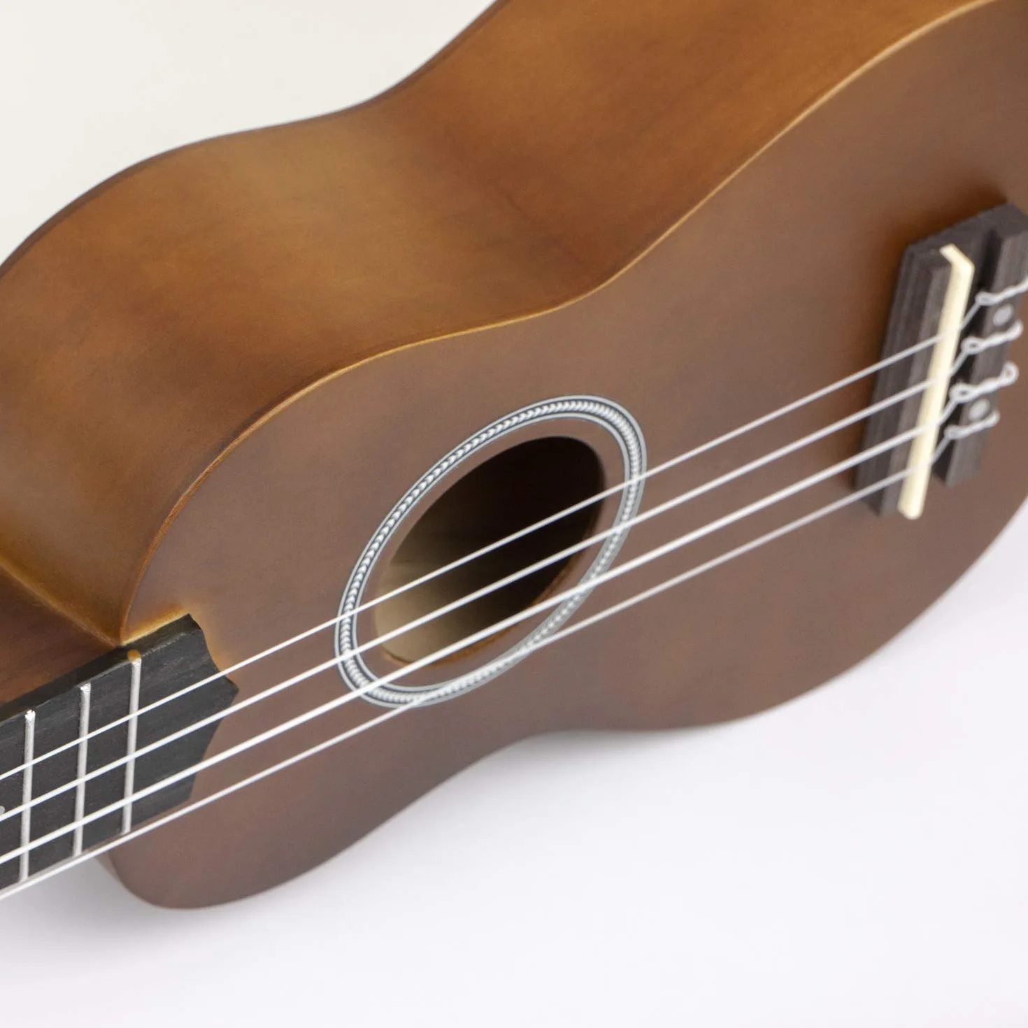 Cascha HH 3956 NL Ukulele Soprano con Manuale in Olandese, Accordatore, Borsa, 3 Plettri e Corde Aquila