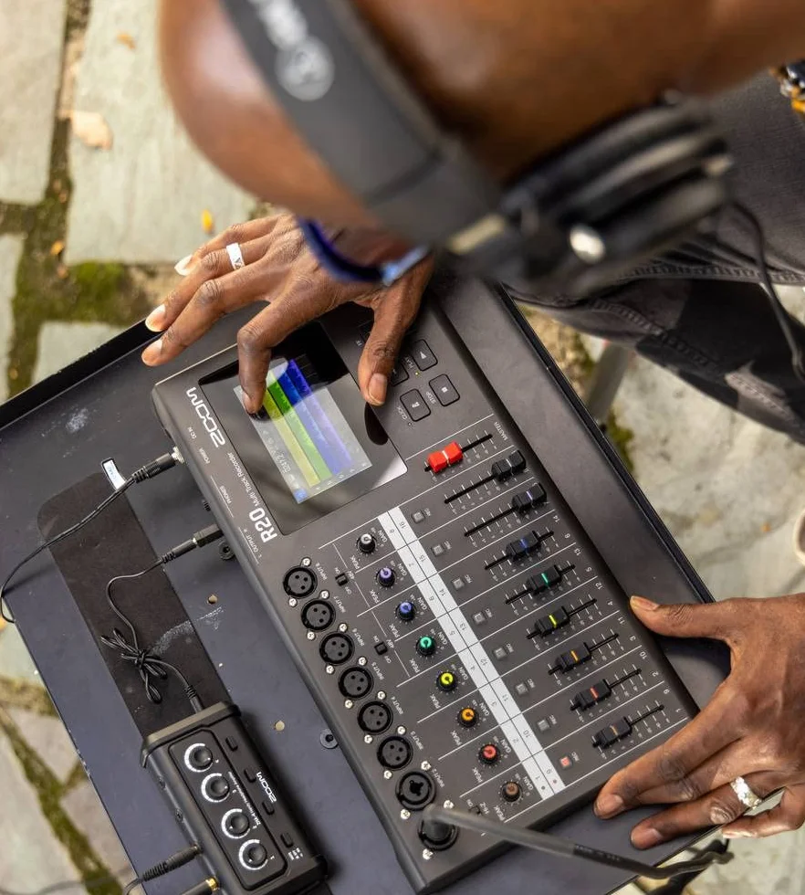 Zoom - R20 - Registratore da tavolo multitraccia, con touchscreen, editing integrato, 16 tracce, 6 ingressi XLR, 2 ingressi combo, effetti, synth, loop di batteria e interfaccia audio USB.