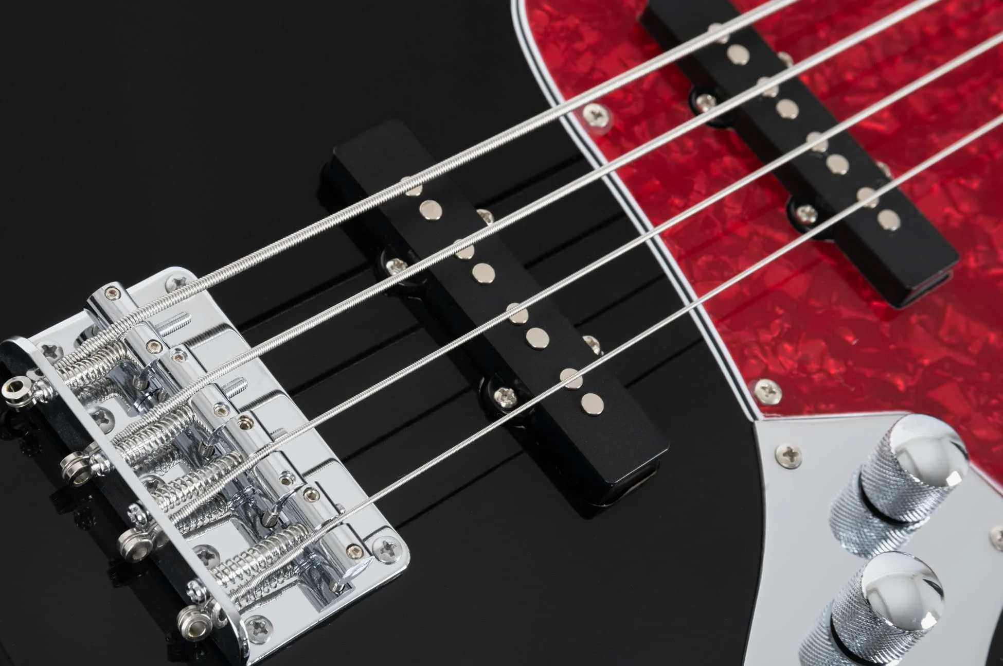 Rocktile Pro JB-30BK 70's Deluxe E-Bass Black, Jazz-Style E-Bass, 20 tasti | 2 Single-Coil pickup, 2 controlli volume/ 1 controllo tono, Tastiera: Engineered Wood, Manico: Acero, Corpo: Pioppo, 5 mm