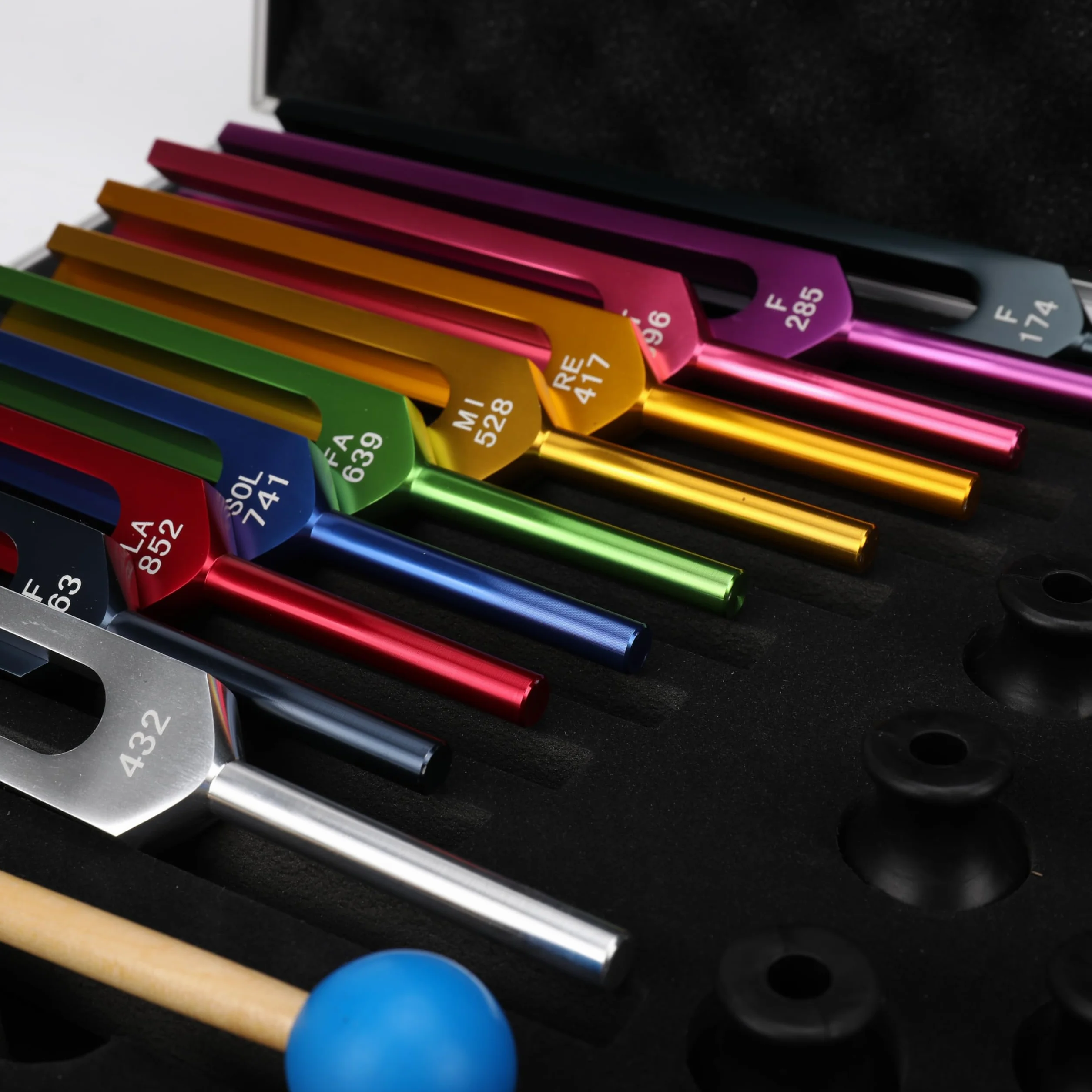 Set di 10 diapason per Solfeggio, diapason non ponderati, diapason colorati, 432 Hz, con scatola regalo e 2 mazzuole in gomma per meditazione e guarigione del suono