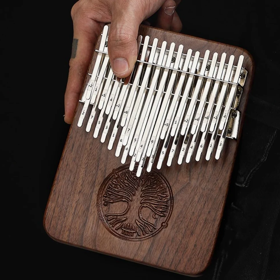 Kalimba a 34 tasti, pianoforte da pollice B accordato in legno massello di noce nero con pickup, denti in acciaio minerale aggiornati per registrazione delle prestazioni, include accordatore a borsa