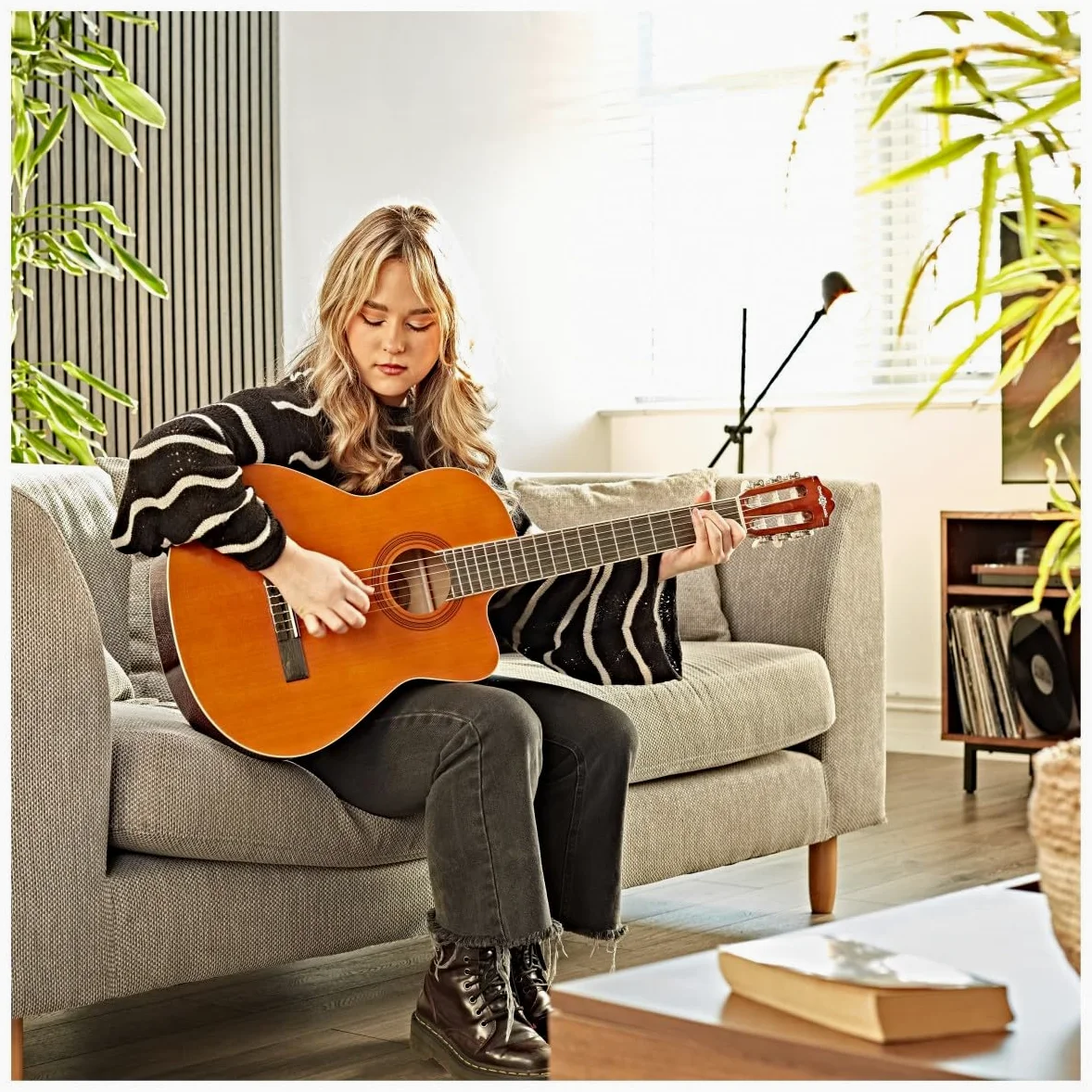 Chitarra classica Deluxe Cutaway Singolo di Gear4music, Naturale | Cutaway Singolo per Accesso ai Tasti Alti, Corpo Abete e Tiglio dal Tono Ricco e Deciso, Corde di Nylon Morbide, Naturale