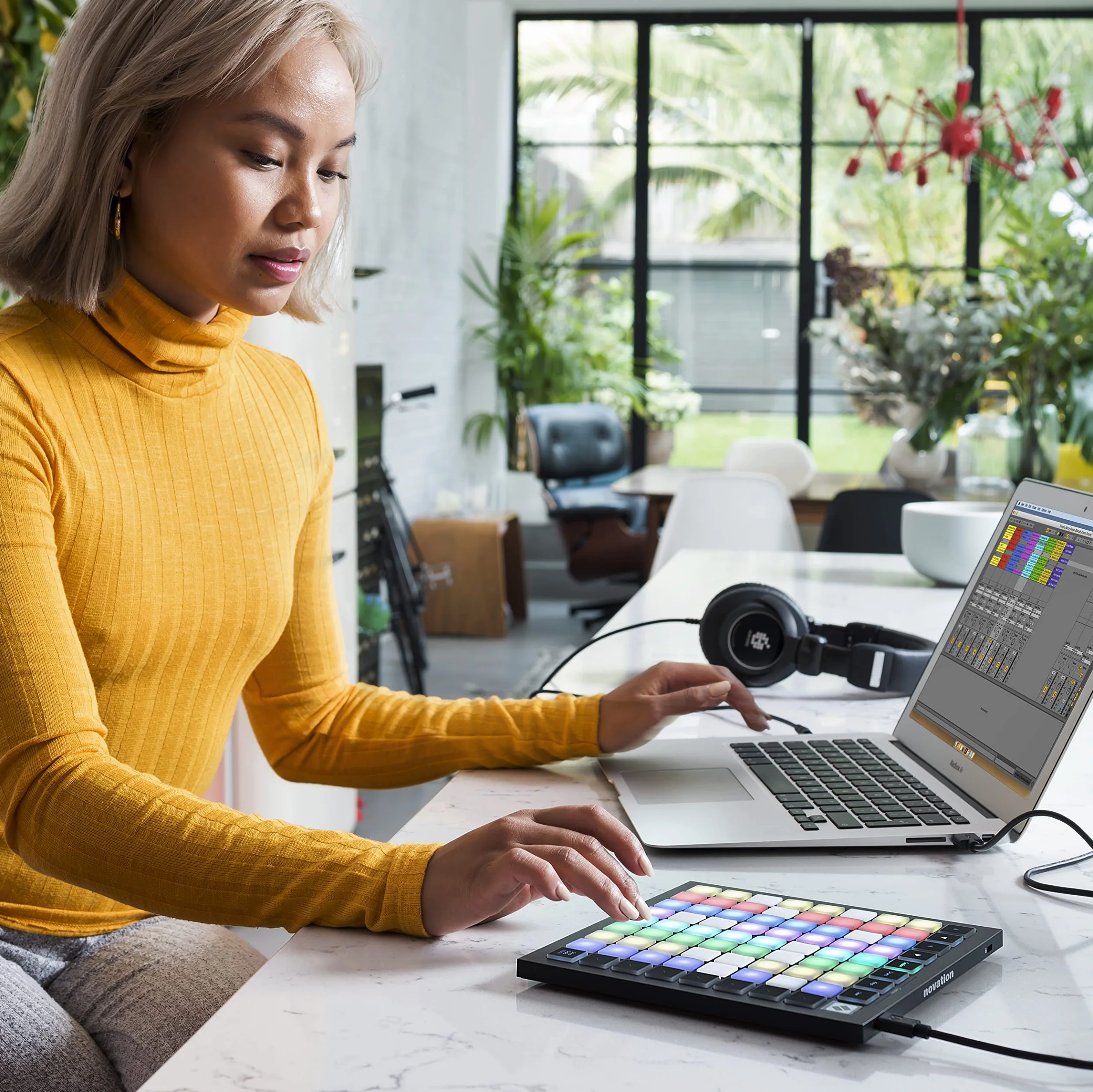 Novation Launchpad Mini [MK3], controller MIDI USB A Griglia Con 64 Pad Portatile, Per Esibizioni Con Ableton Live E Logic Pro