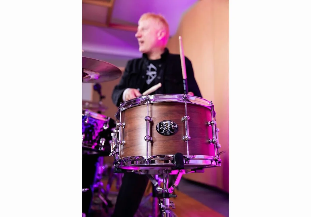 Dixon Artisan Signature Snare 14"x8" PDSAN814GBU - Bissonette Gregg "Big Bud" - Caldaia a 6 strati in noce/acero, tappeto a 42 spirali, Remo Felle, Deluxe Tube Lugs, Power Hoops