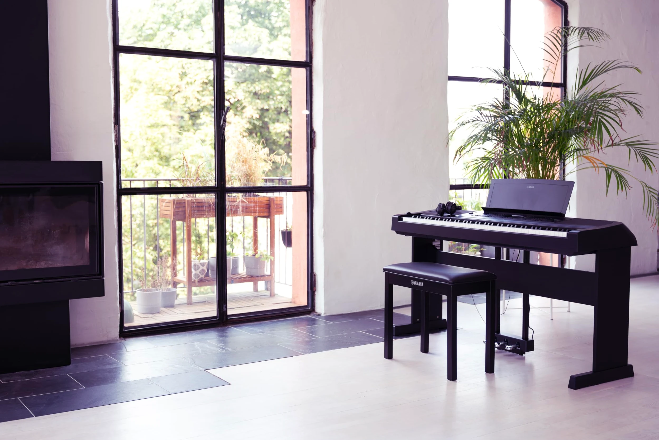 Yamaha DGX-670 - Portable Grand Digital Piano con 88 tasti pesati, Bluetooth Audio, Suono CFX, 630+ Voices, Funzionalità professionali - Nero