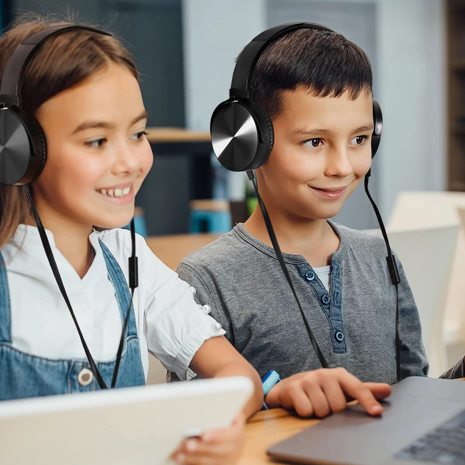 Sonitum - Cuffie da classe, con microfono, confezione da 5 pezzi, jack da 3,5 mm, con microfono e morbidi cuscinetti girevoli per auricolari, perfette per e-Learning, riunioni, chiamate