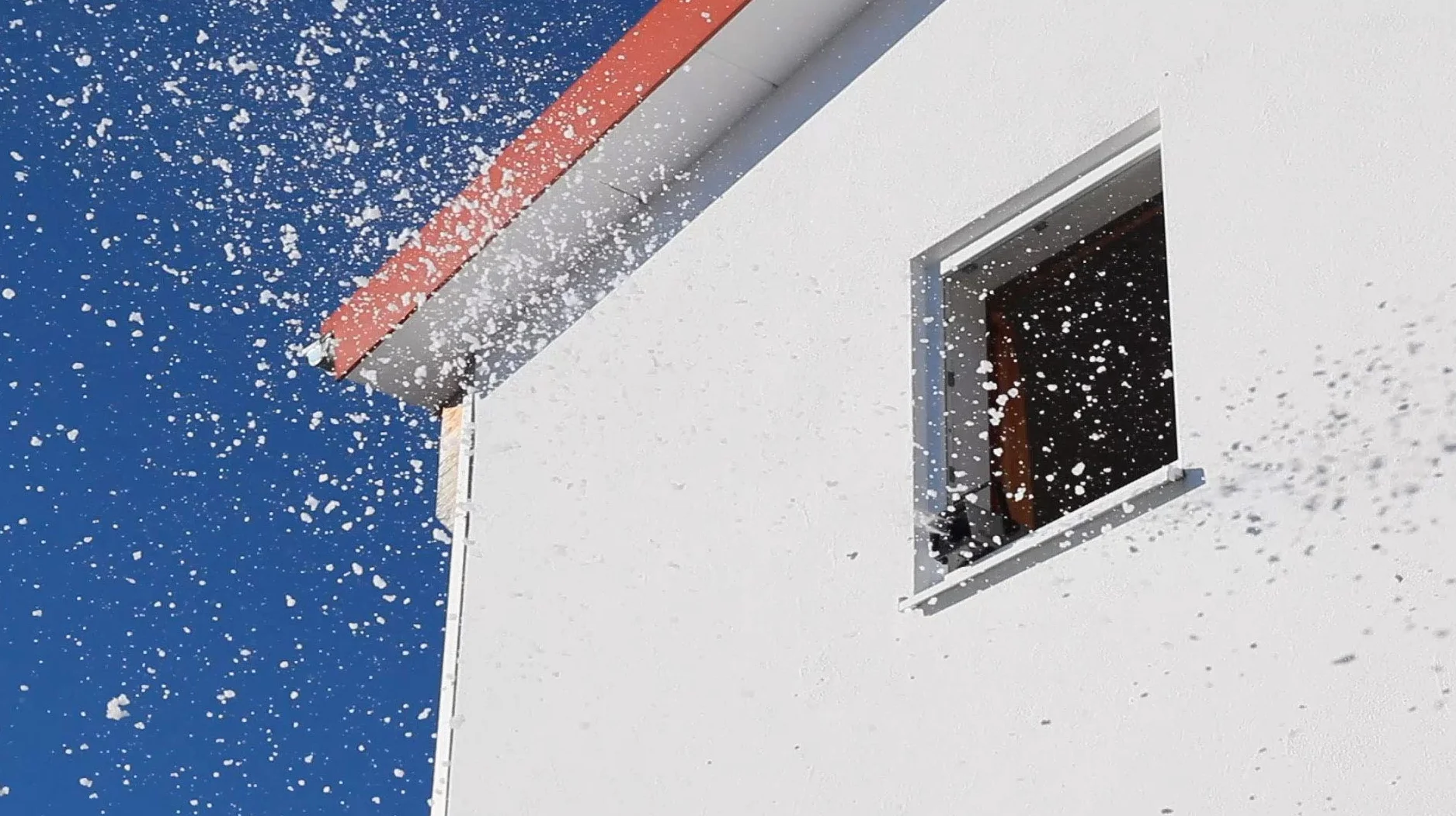 Showlite SM-600 Macchina della Neve incl. Telecomando Wireless + Set 1 L Liquido Neve (Portata Neve: 30 m³/min, Capacità Serbatoio: 1 L, incl. Staffa di Sospensione)