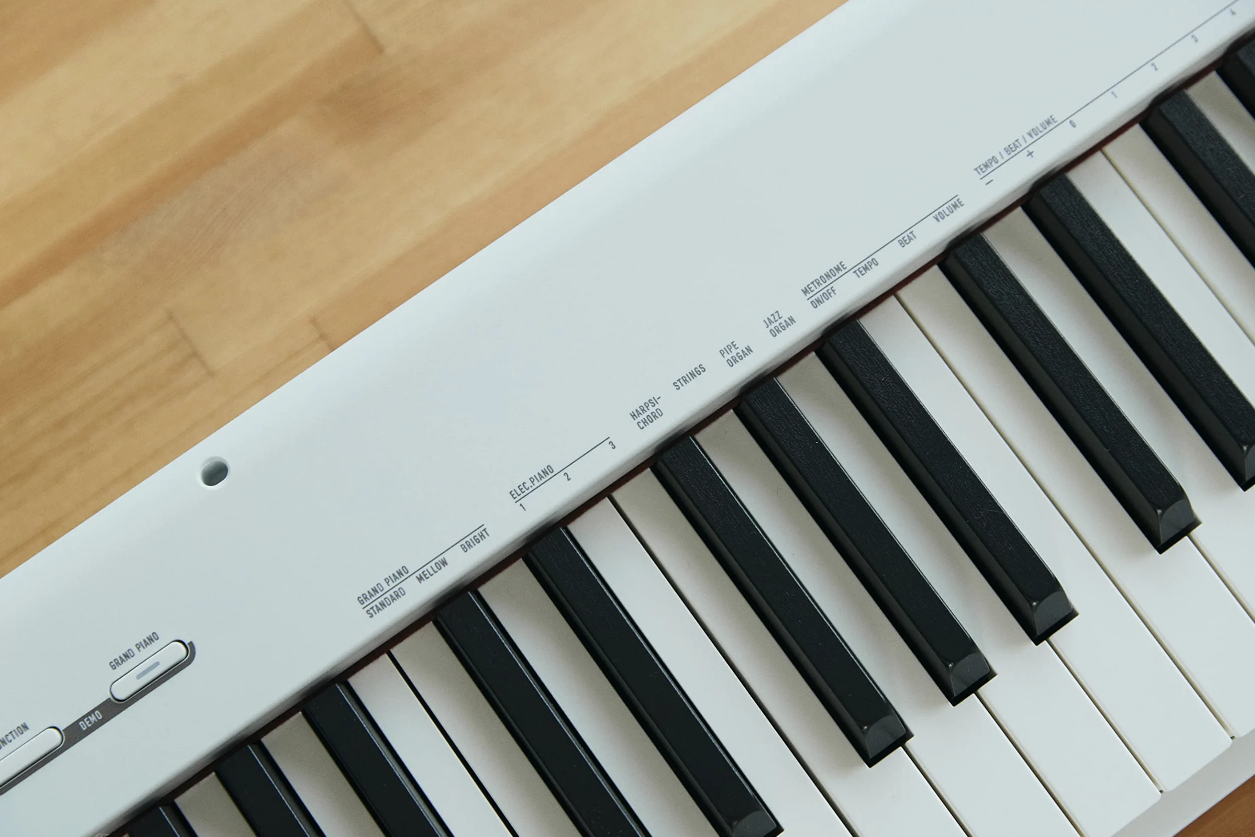 Casio CDP-S110BK Pianoforte digitale con 88 tasti pesati, bianco & Rockjam Xfinity Douproed Presunbled Keyboard Stand con cinghie di bloccaggio
