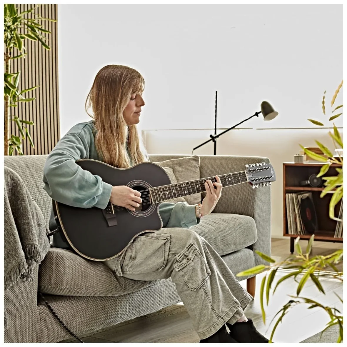 Chitarra elettroacustica a 12 corde Roundback di Gear4music, nero | Accordatore e controlli tono integrati, corpo ABS roundback per comfort e proiezione, suono iconico 12 corde