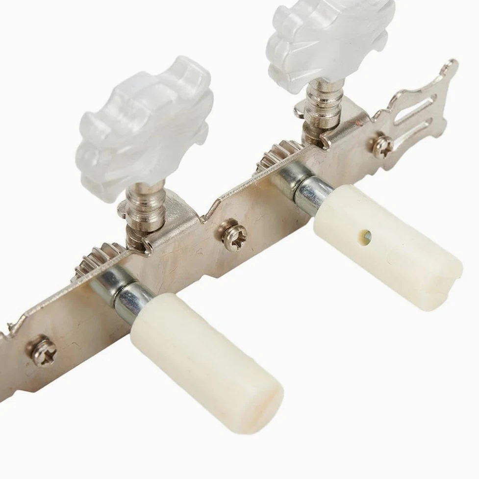 Un paio di accordatori per chitarra classica, pratici accessori di ricambio