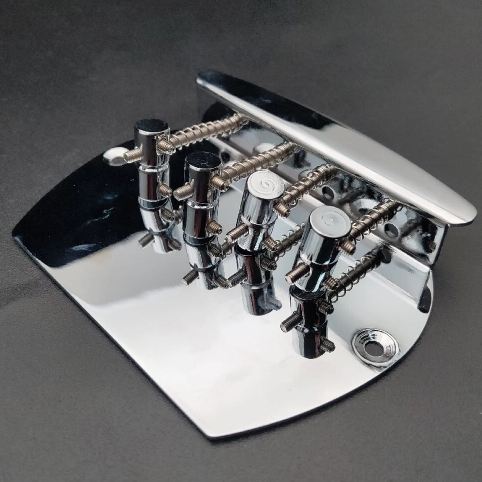 Parti di ricambio chitarra Bass Bridge Heavy Ponte Per Basso Curvo A 4 Corde Per Basso Elettrico Cromato