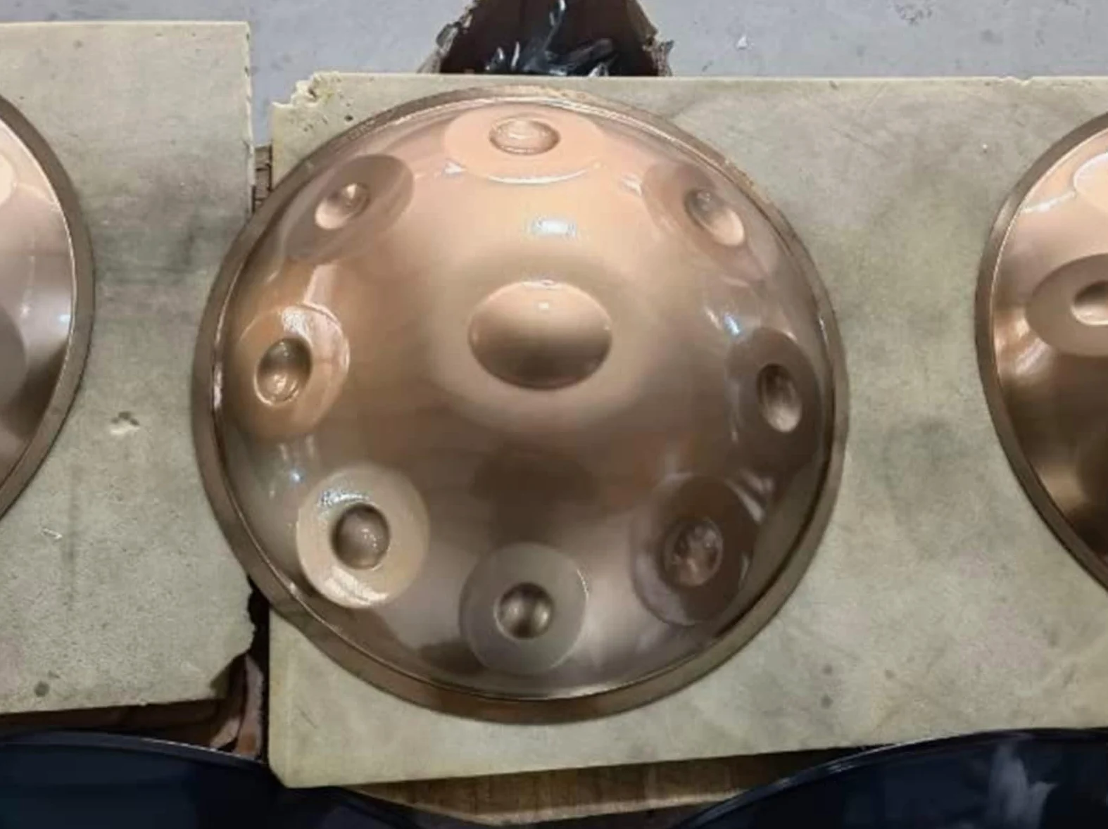 Tamburo in acciaio 432 Hz 9 note 22 pollici "Gold Performer" in re minore con supporto Handpan e custodia
