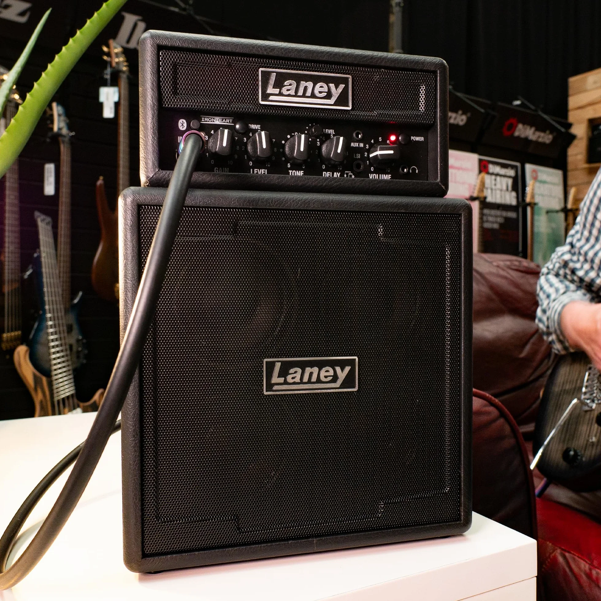 Laney MINISTACK-B Bluetooth Guitar Amp - Mini Stack a batteria 6W portatile - 4 altoparlanti, Clean/Drive, Delay, Ingresso per smartphone LSI, AUX IN - Ironheart