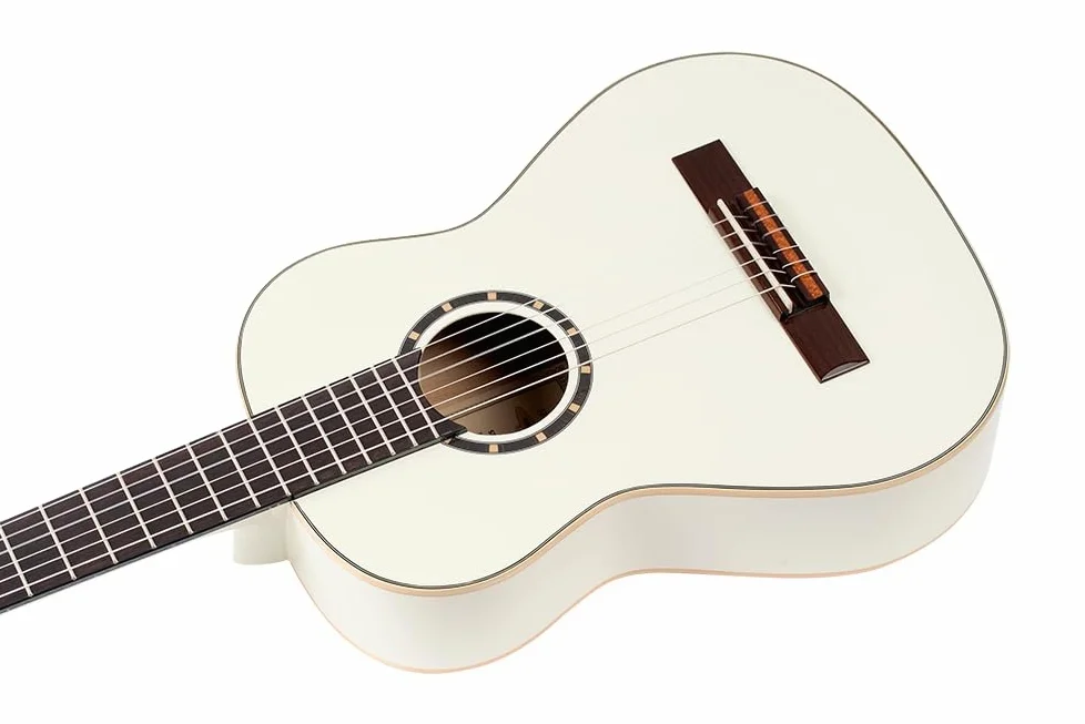 Ortega Guitars Chitarra Concerto Bianca Misura 1/2 - Serie Family - include Gig Bag - mogano/top in abete (R121-1/2WH)