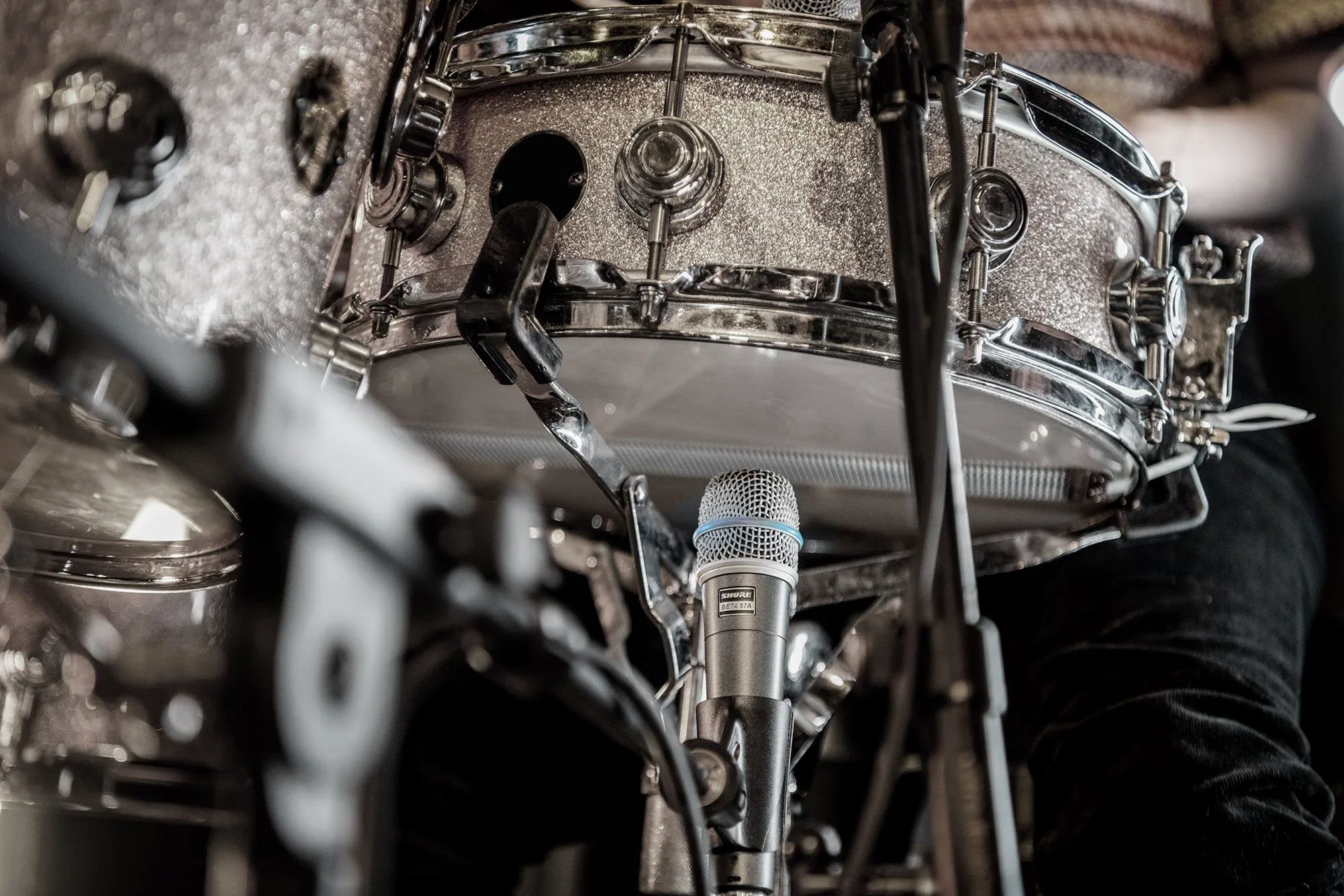 Shure BETA 57A Strumento Microfono - MIC Supercardioid Dynamic per applicazioni vocali e strumentali con elemento di neodimio ad alta uscita