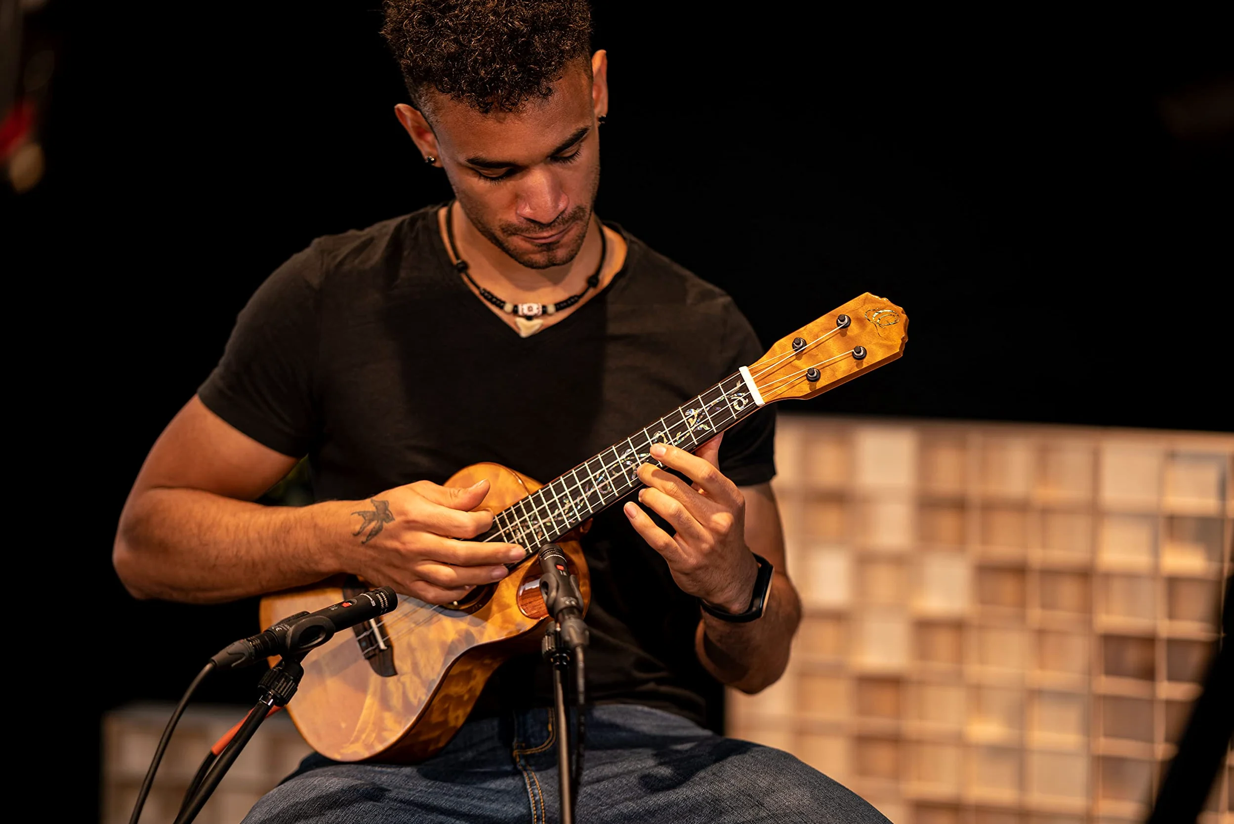 Ortega Guitars Ukulele Concerto Elettro-Acustico – Elite Series – Gig Bag Inclusa – Quilted Acero, Natural (RUET-QMA)