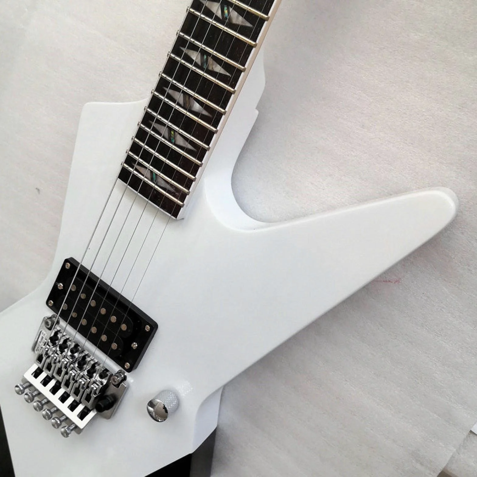 Chitarra elettrica di forma irregolare/chitarra dipinta a mano 38 pollici bianca