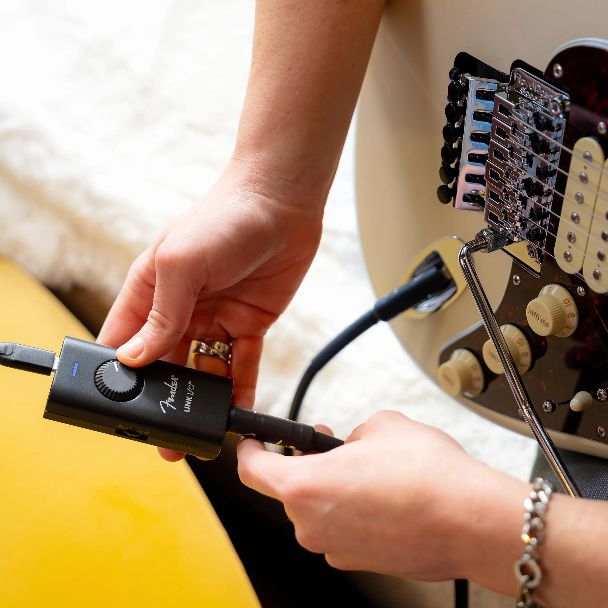 Interfaccia audio portatile USB-C Fender Link I/O, adatta per chitarra elettrica, tascabile, fornisce audio bidirezionale cristallino tramite connessione USB.