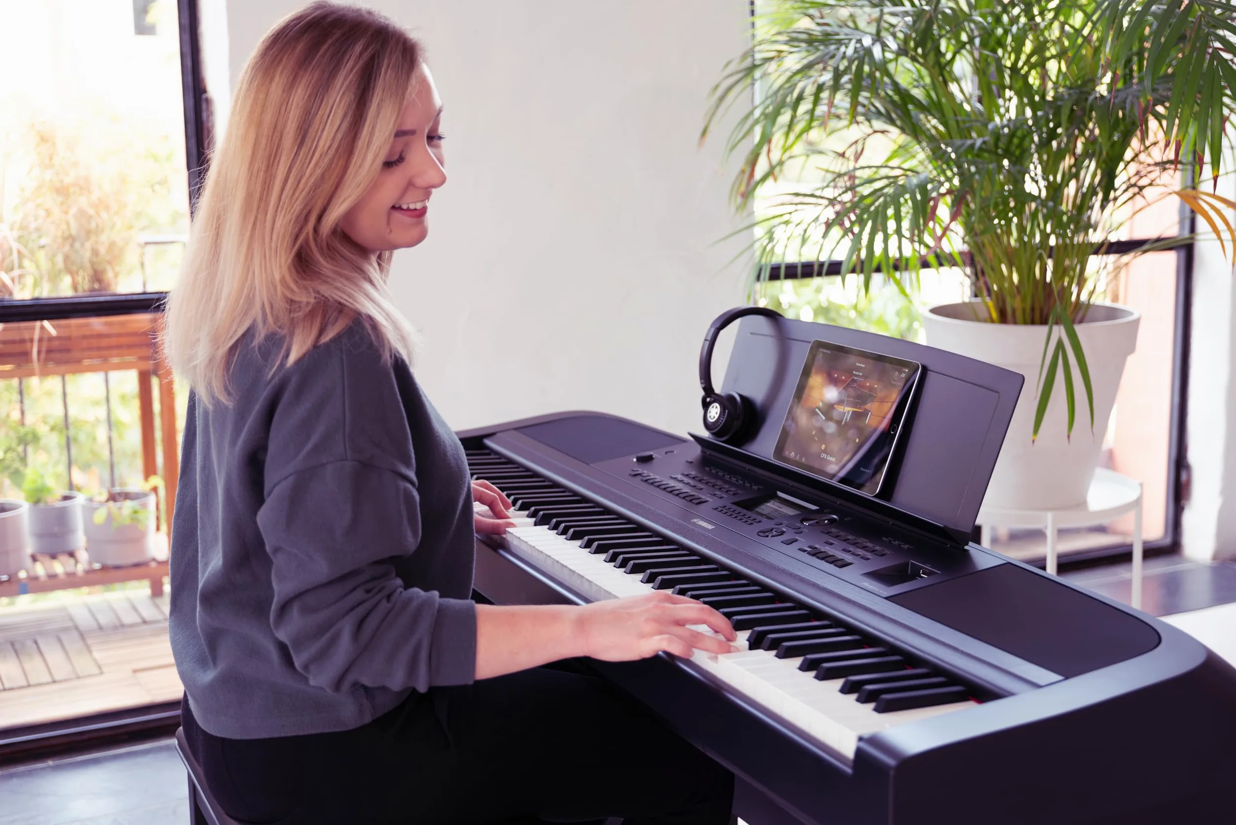 Yamaha DGX-670 - Portable Grand Digital Piano con 88 tasti pesati, Bluetooth Audio, Suono CFX, 630+ Voices, Funzionalità professionali - Nero